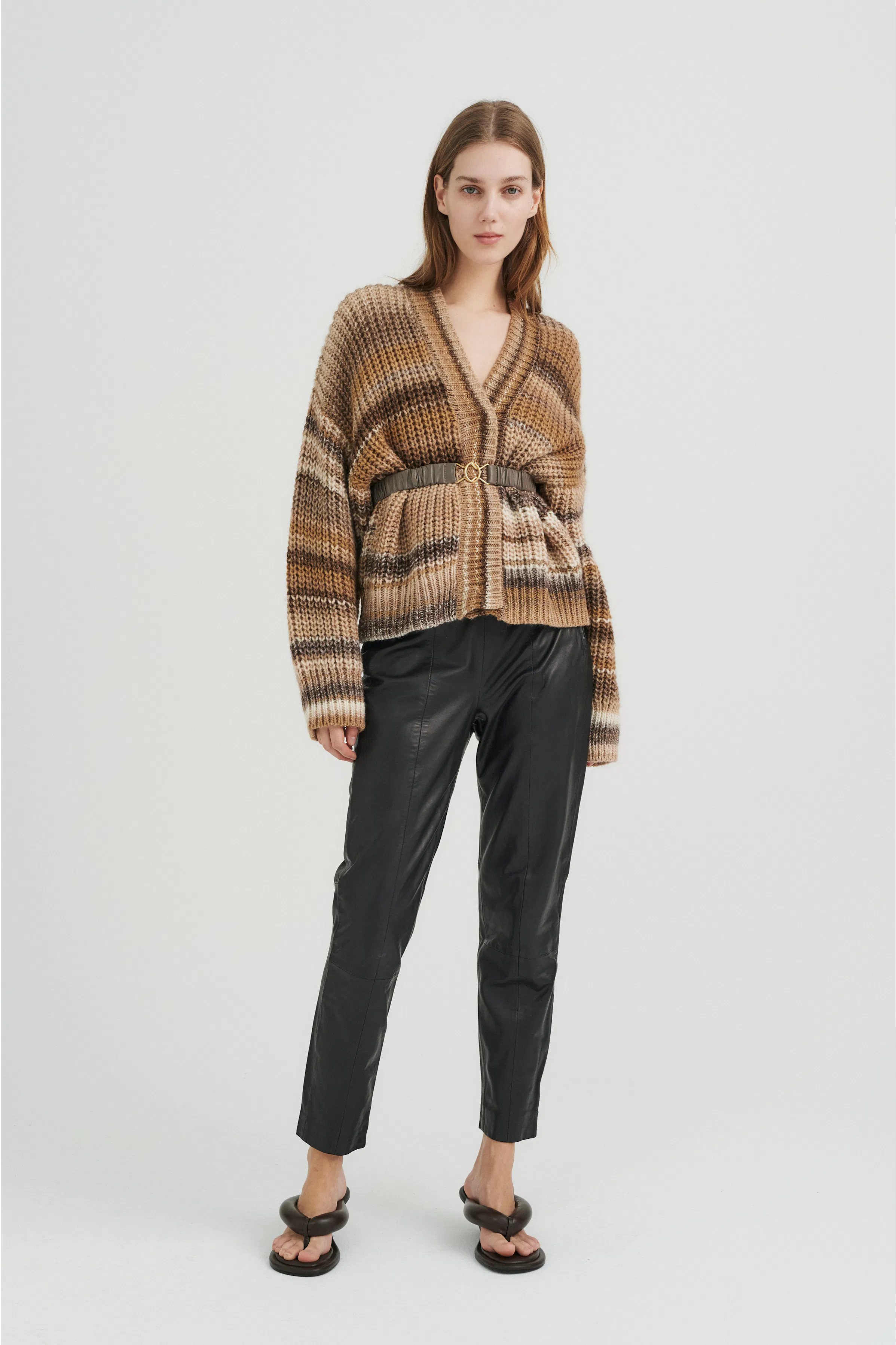 EffieIW Strikcardigan LOOKBOOK FRONT 30106897-300868