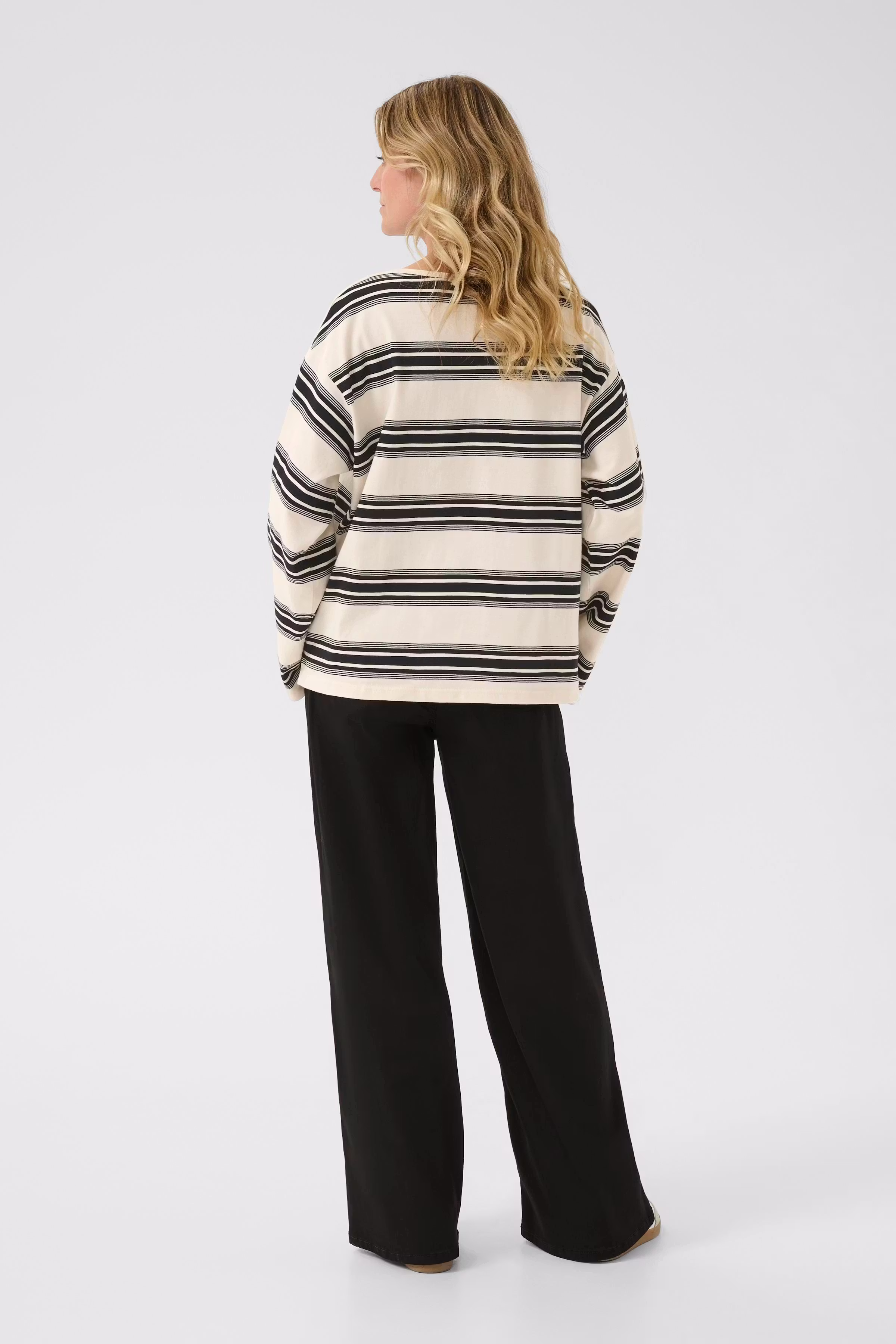 CRCarmell Sweatshirt LOOKBOOK BACK 10614247-108382