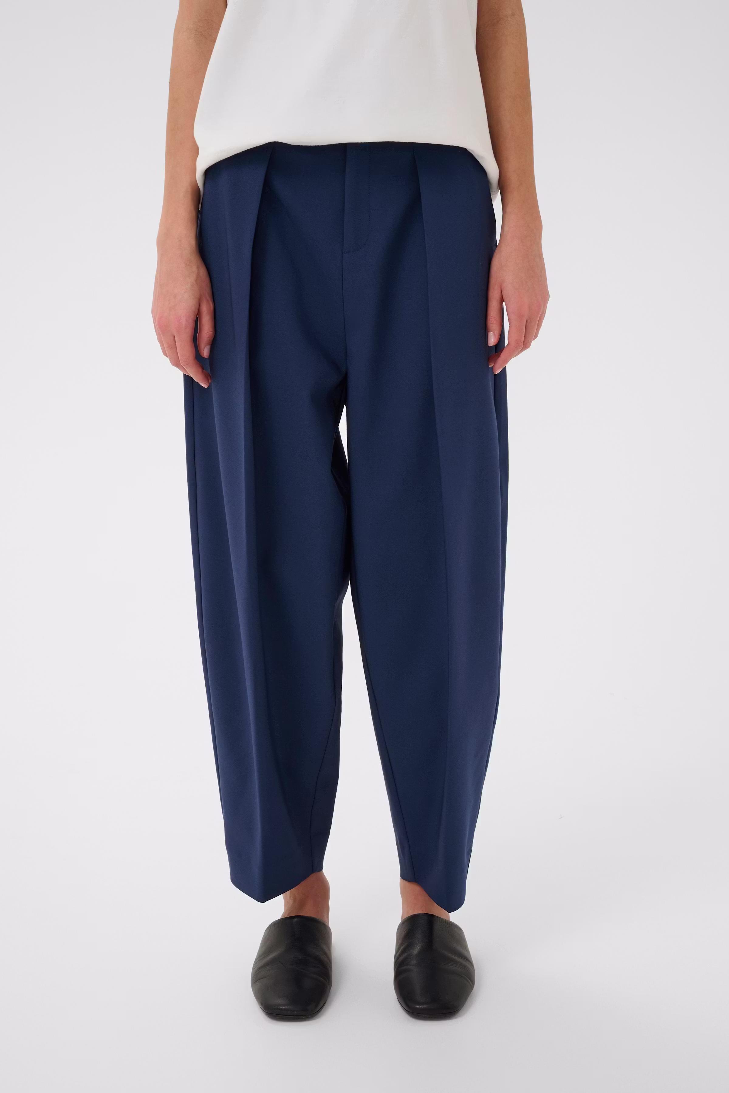ZellaIW Barrel Trousers LOOKBOOK FRONT 30107207-193932