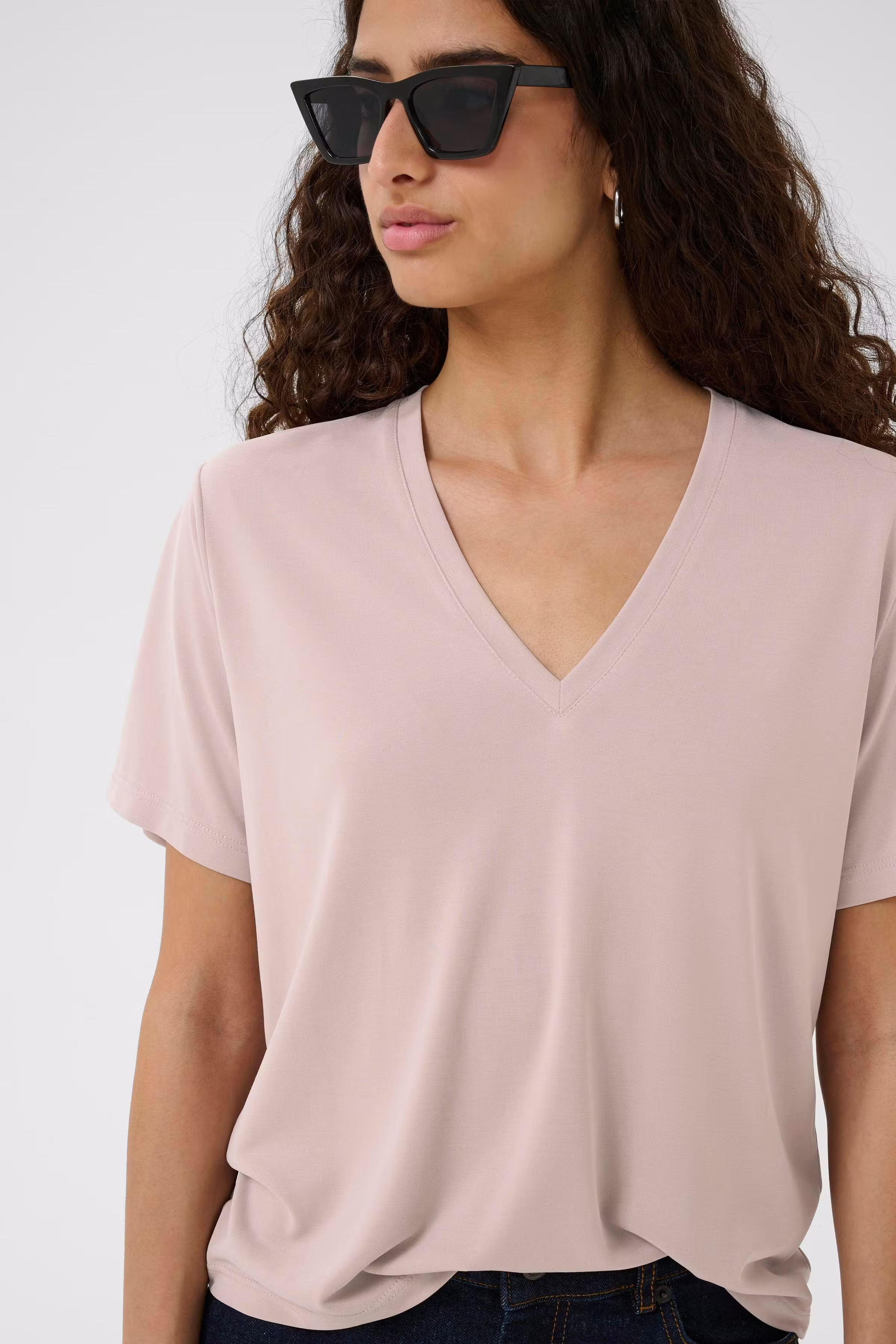 LilianaIW Base V-Neck T-shirt LOOKBOOK DETAIL 30109353-151506