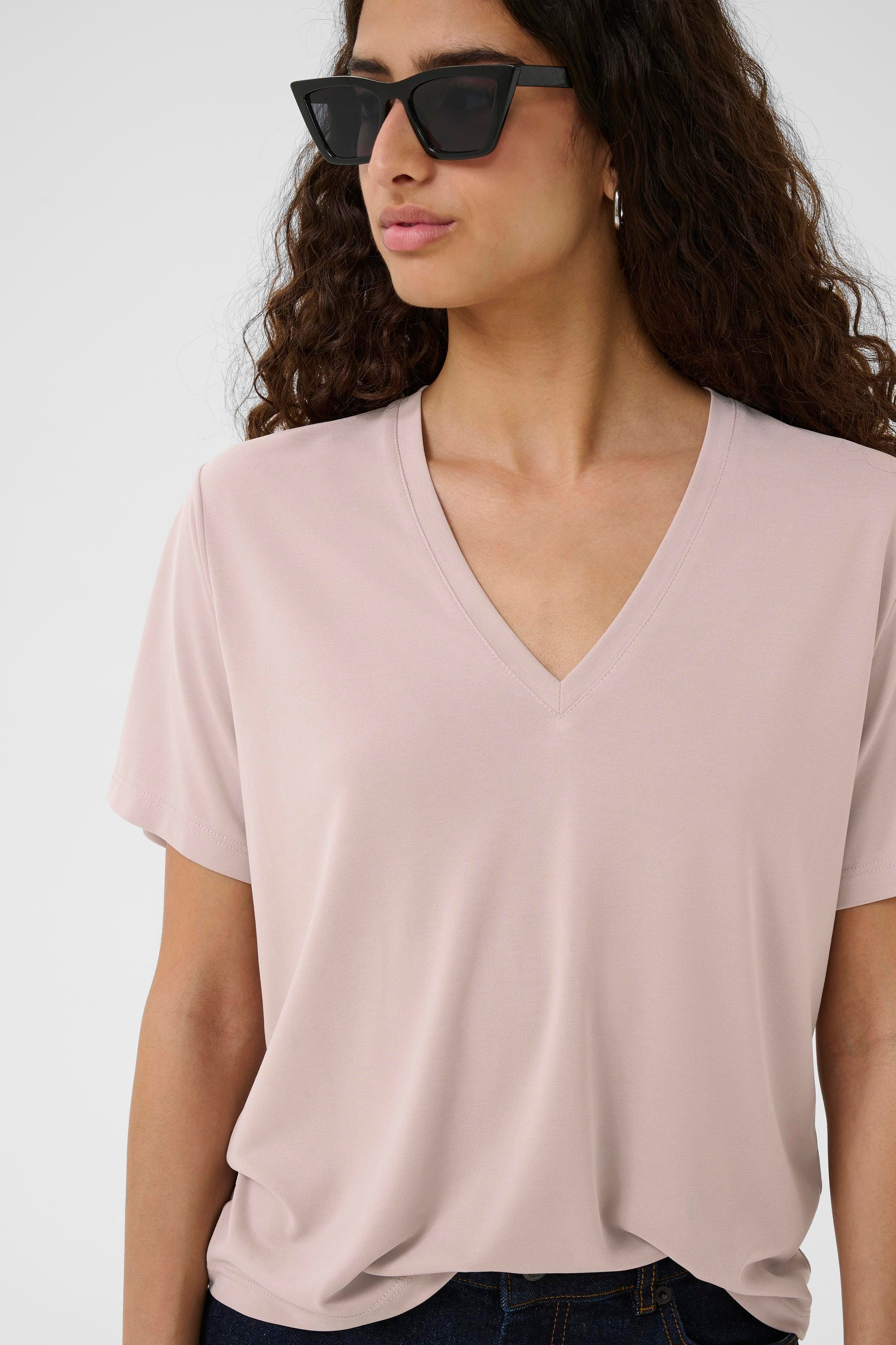 LilianaIW Base V-Neck T-shirt LOOKBOOK DETAIL 30109353-151506