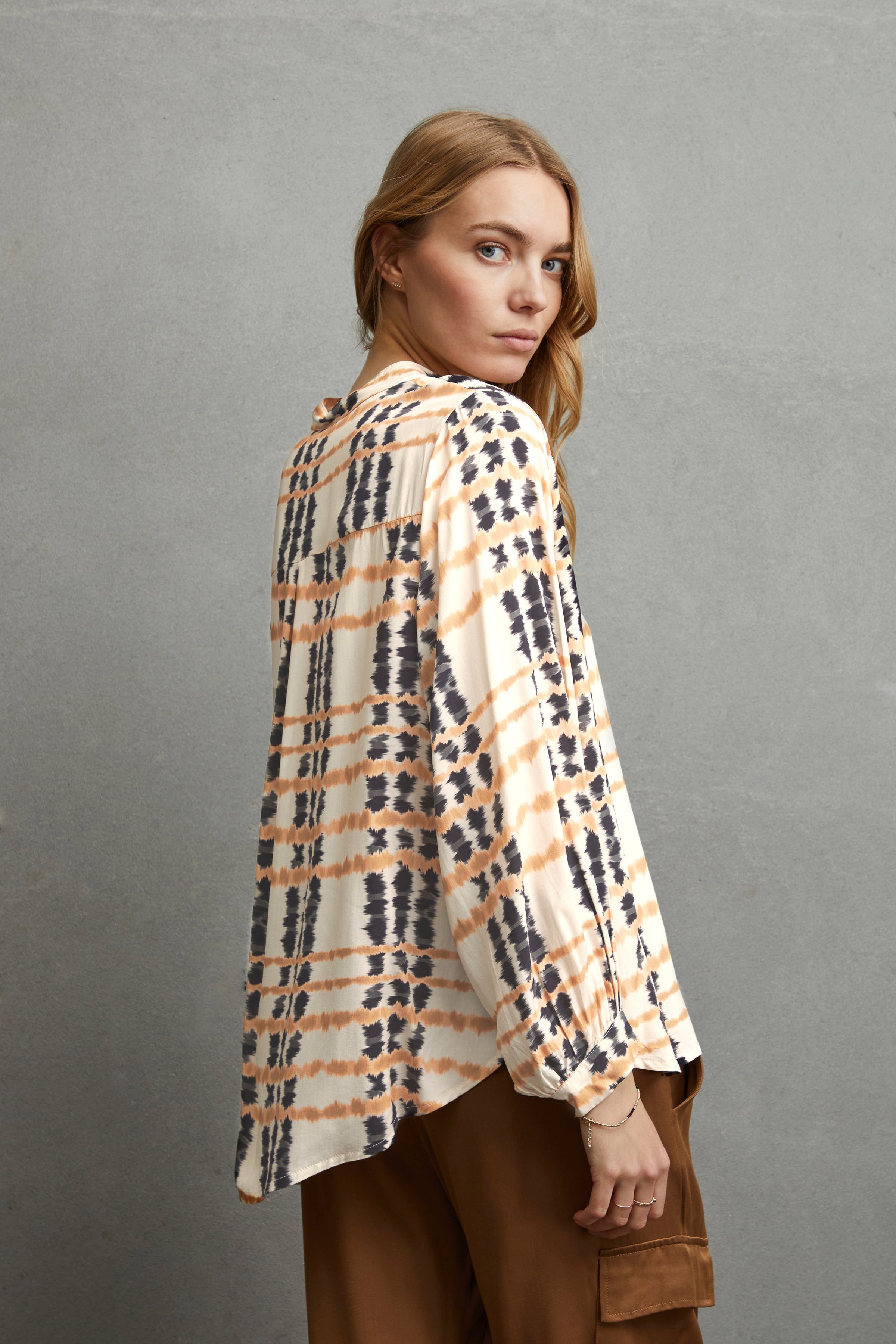 SBIRINA Bluse LOOKBOOK BACK 22100063-130907