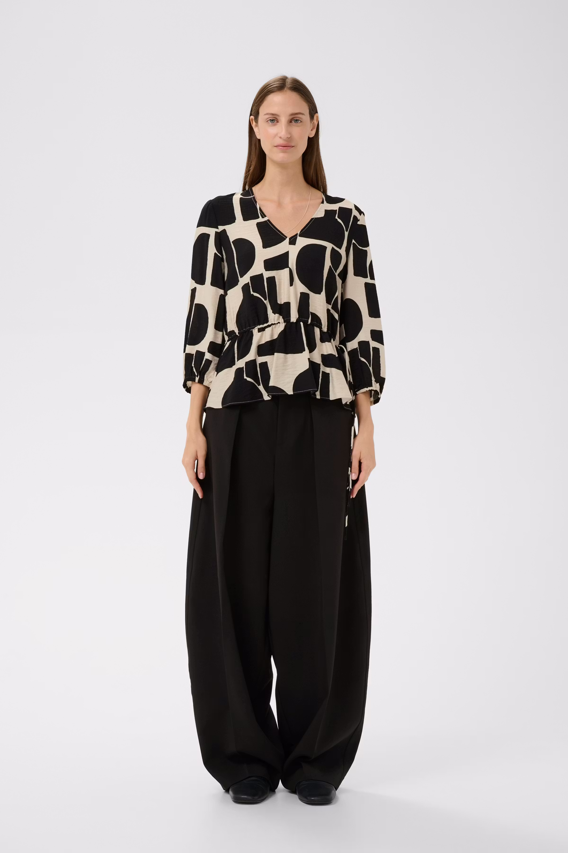 LYNNIW V-NECK Bluse LOOKBOOK FRONT 30112582-900008093