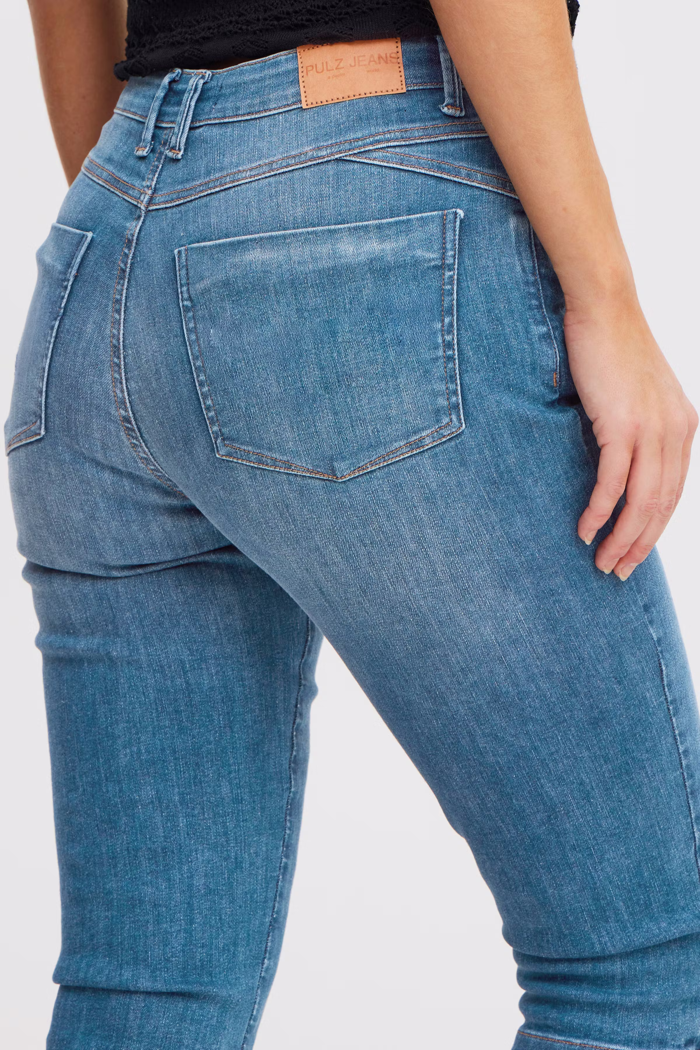 PZJULIA HW Capri LOOKBOOK DETAIL 50208107-200005