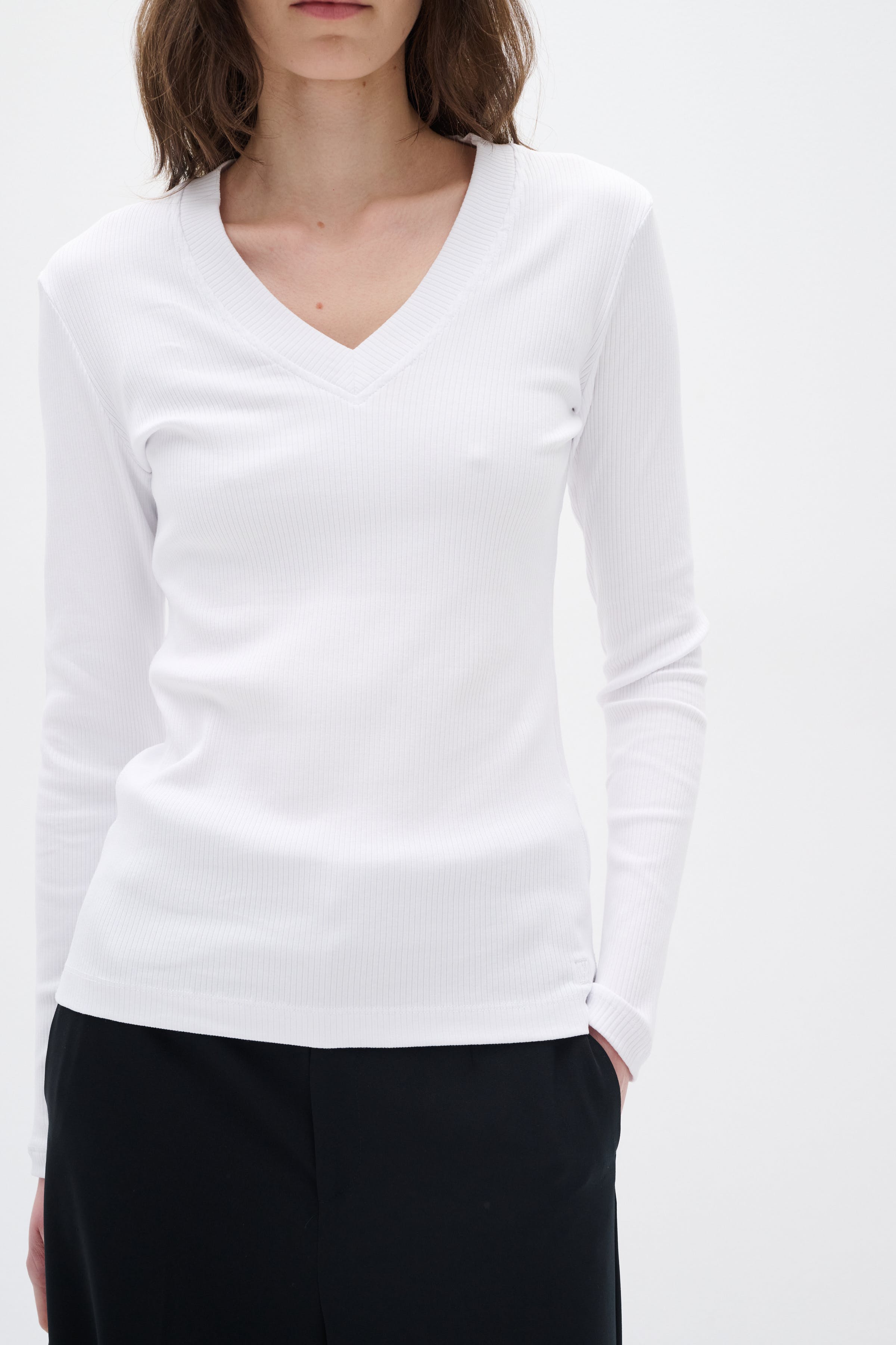 DagnaIW V-Neck T-shirt LOOKBOOK FRONT 30109586-300001