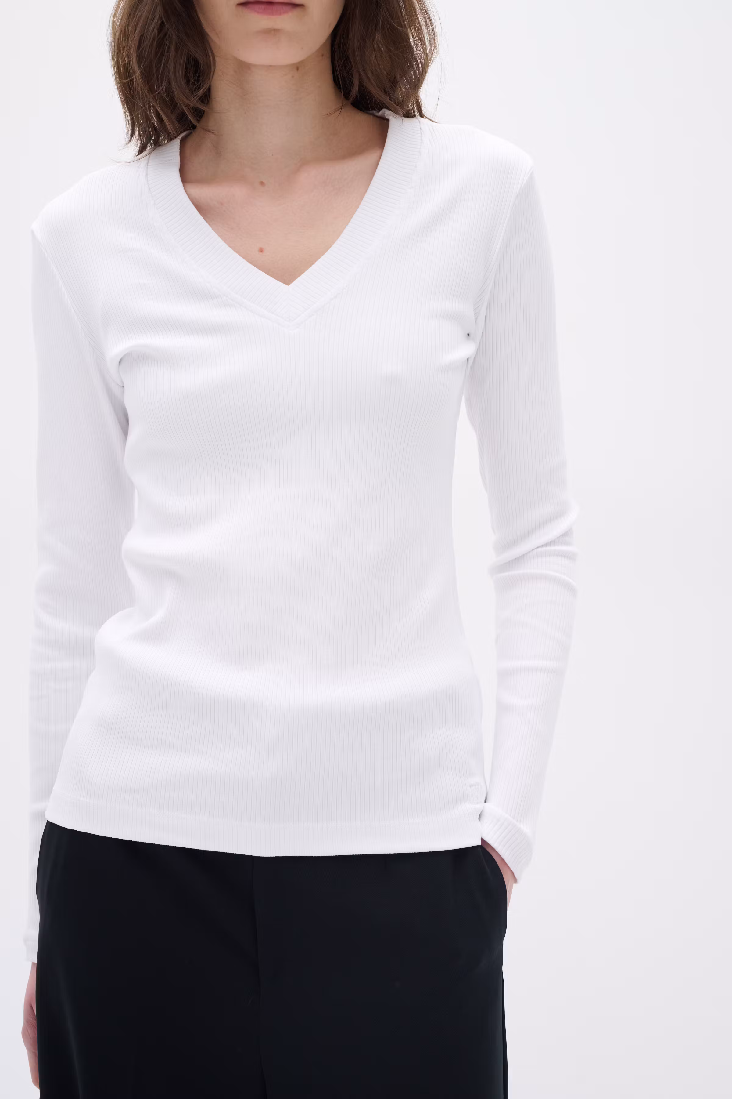 DagnaIW V-Neck T-shirt LOOKBOOK FRONT 30109586-300001