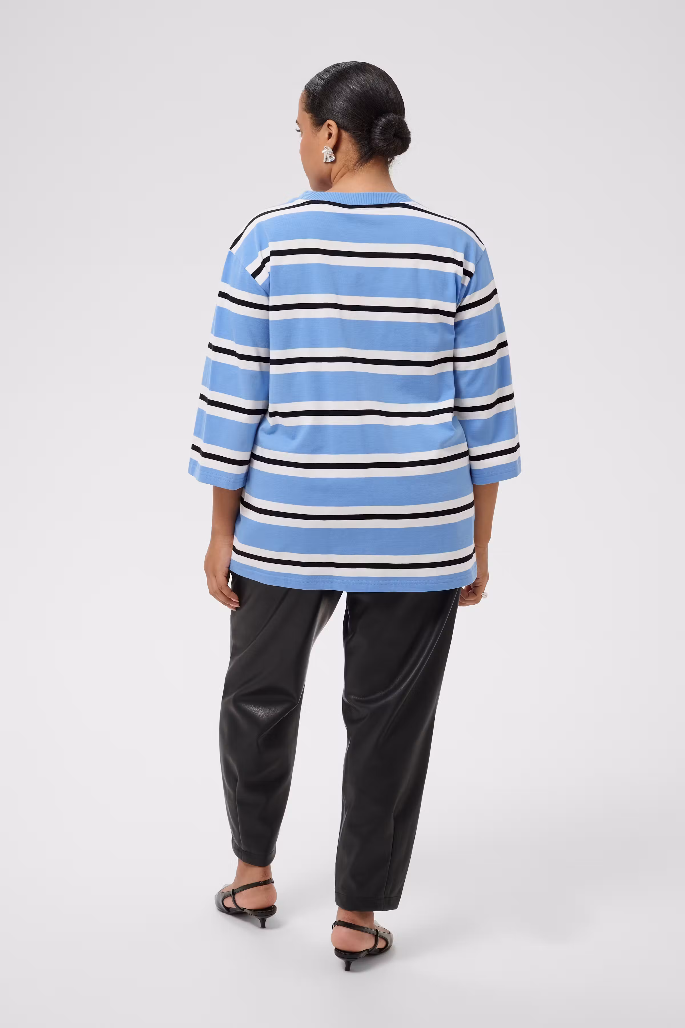 KCwinni T-shirt LOOKBOOK BACK 10584390-109938