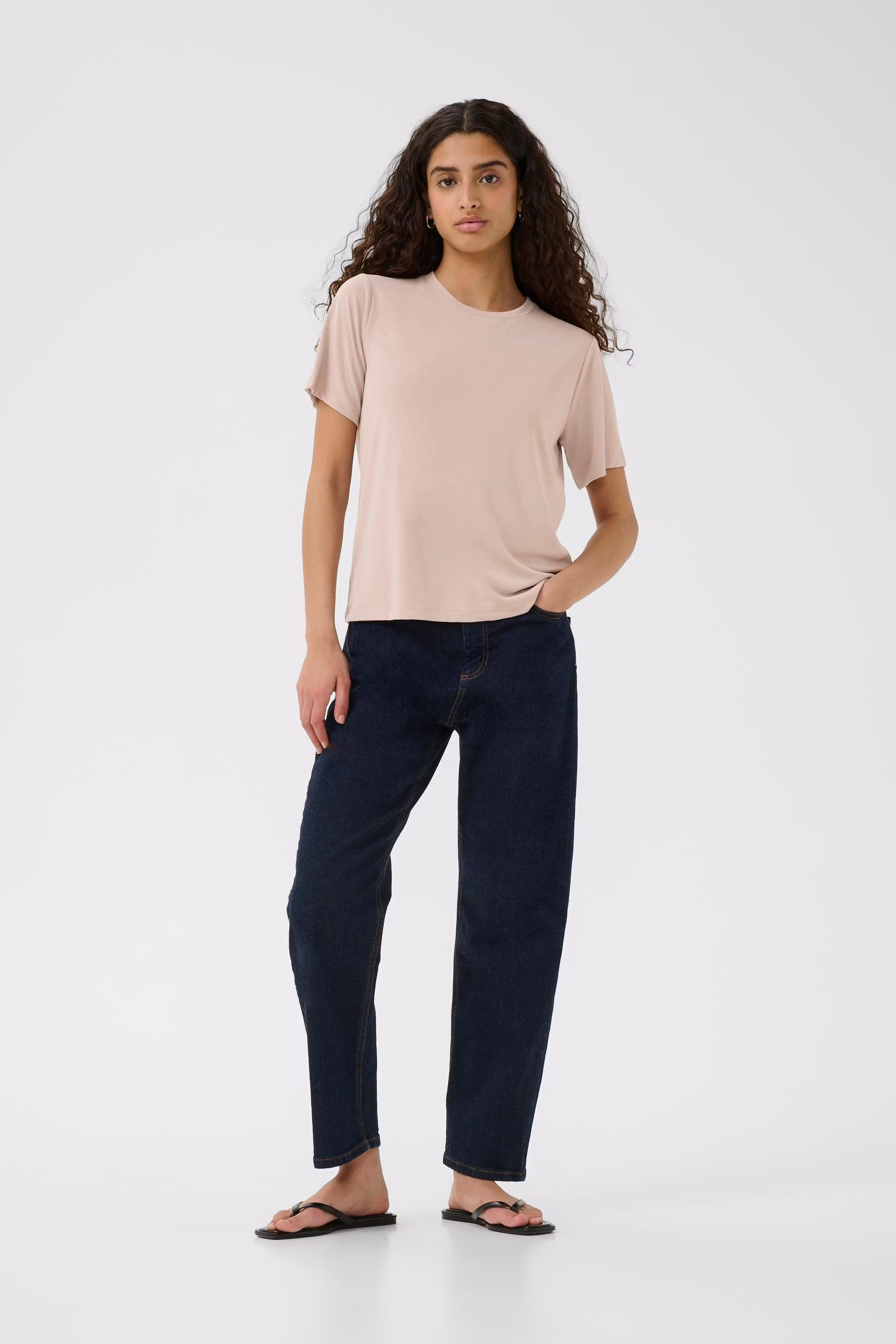 LilianaIW Base T-shirt LOOKBOOK FRONT 30109354-151506