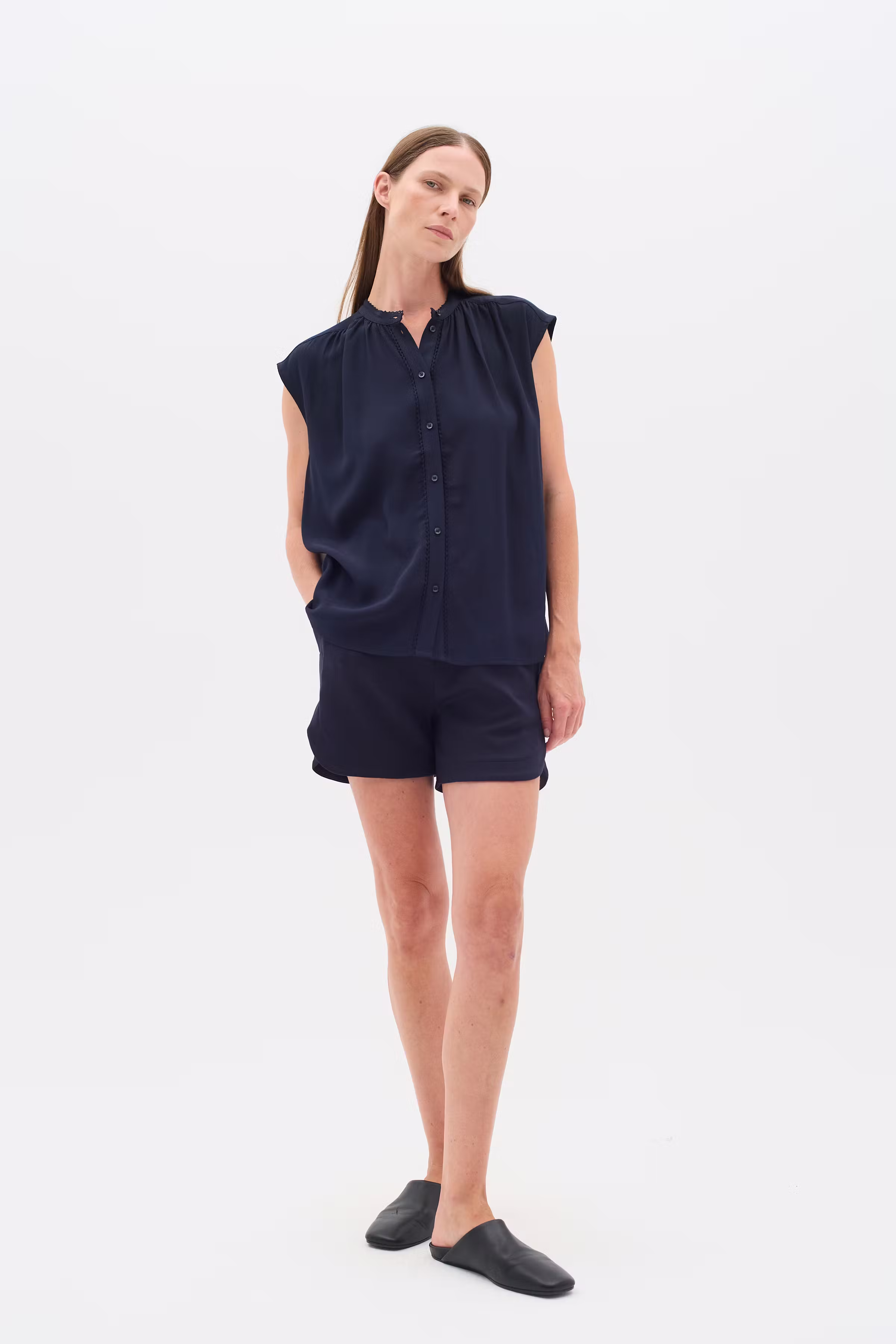 HenniehIW Shorts LOOKBOOK FRONT 30110370-300005