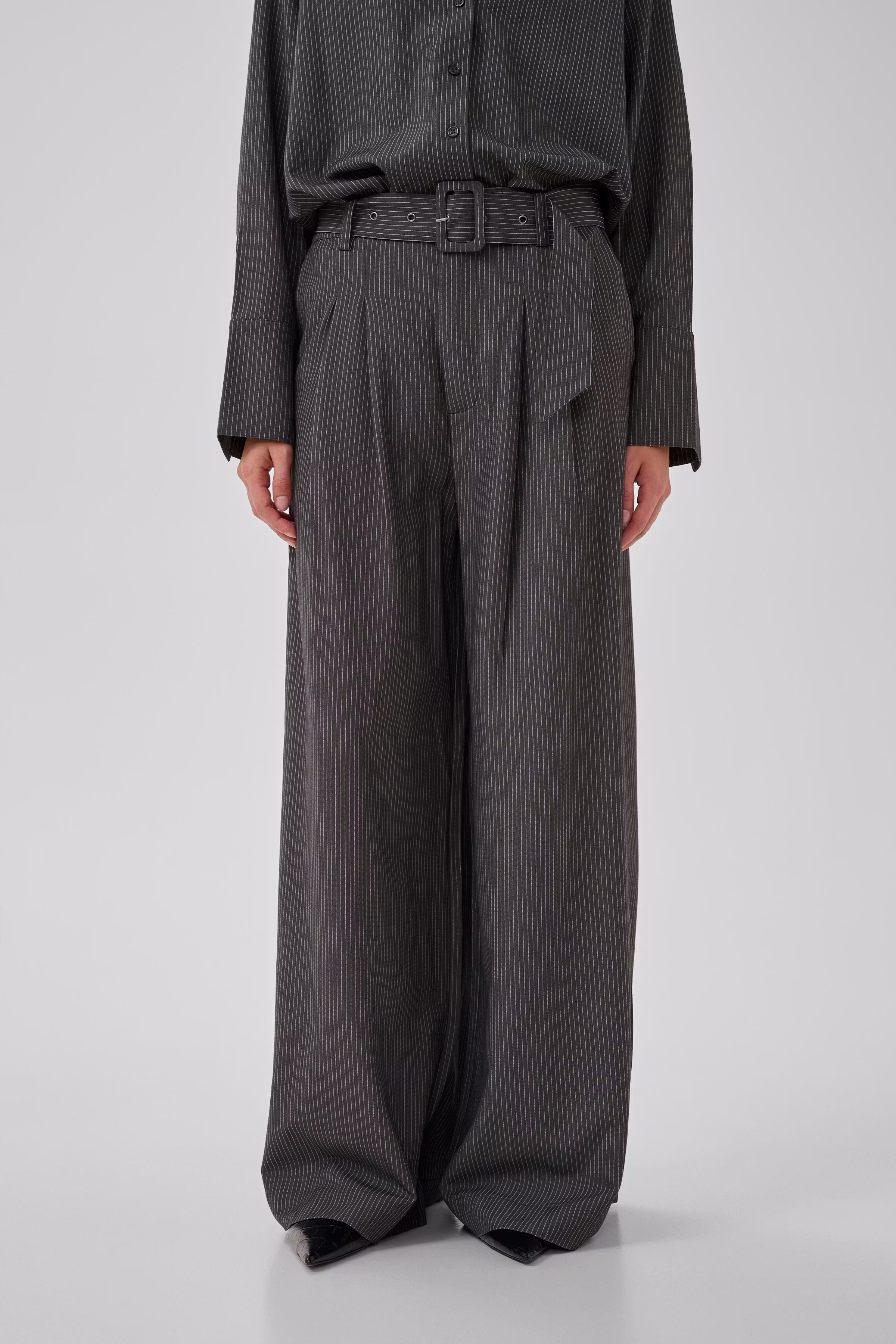 23 THE PINSTRIPED HIGH PANT LOOKBOOK FRONT 10705632-109599