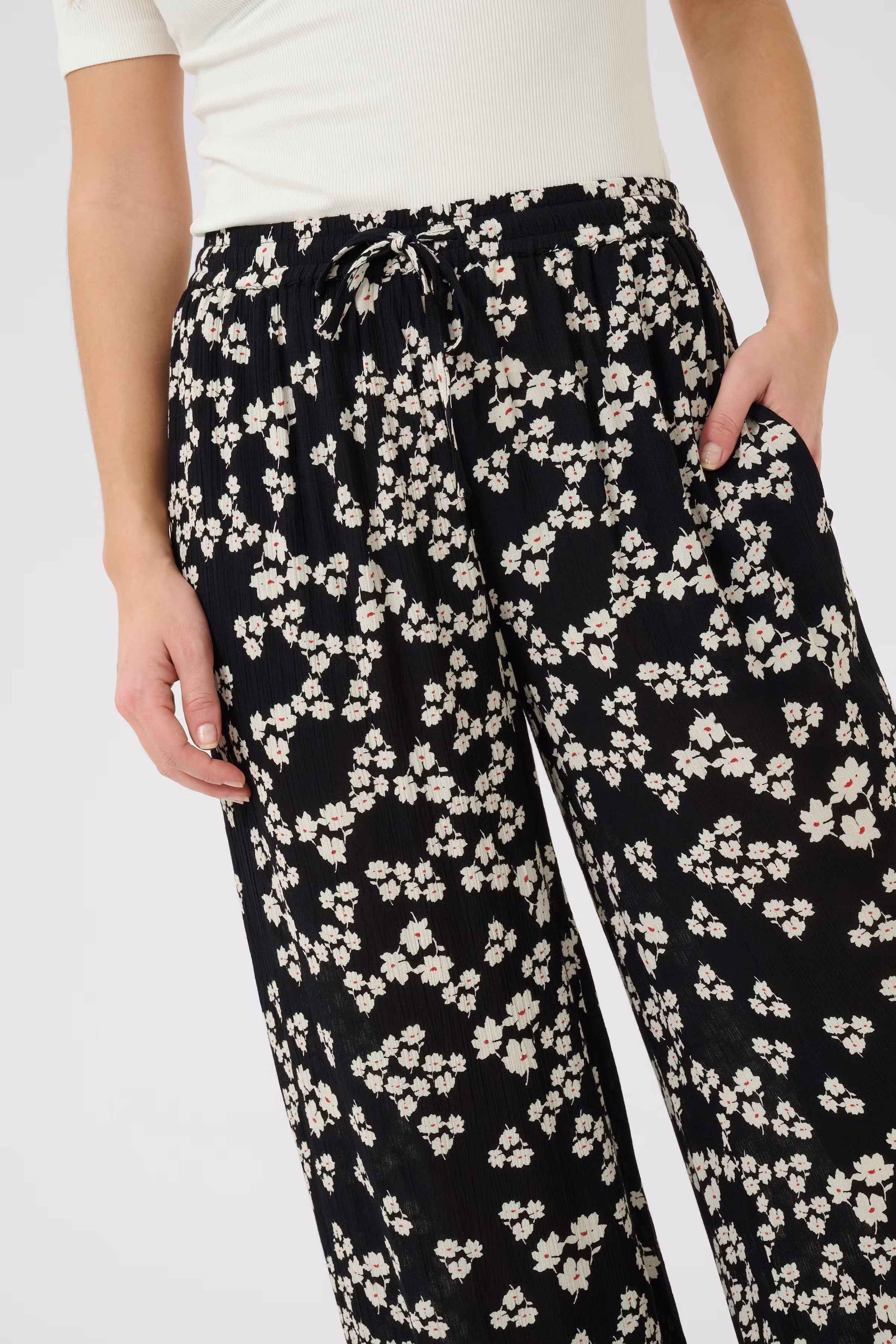 KAthora Hose LOOKBOOK DETAIL 10510037-107561