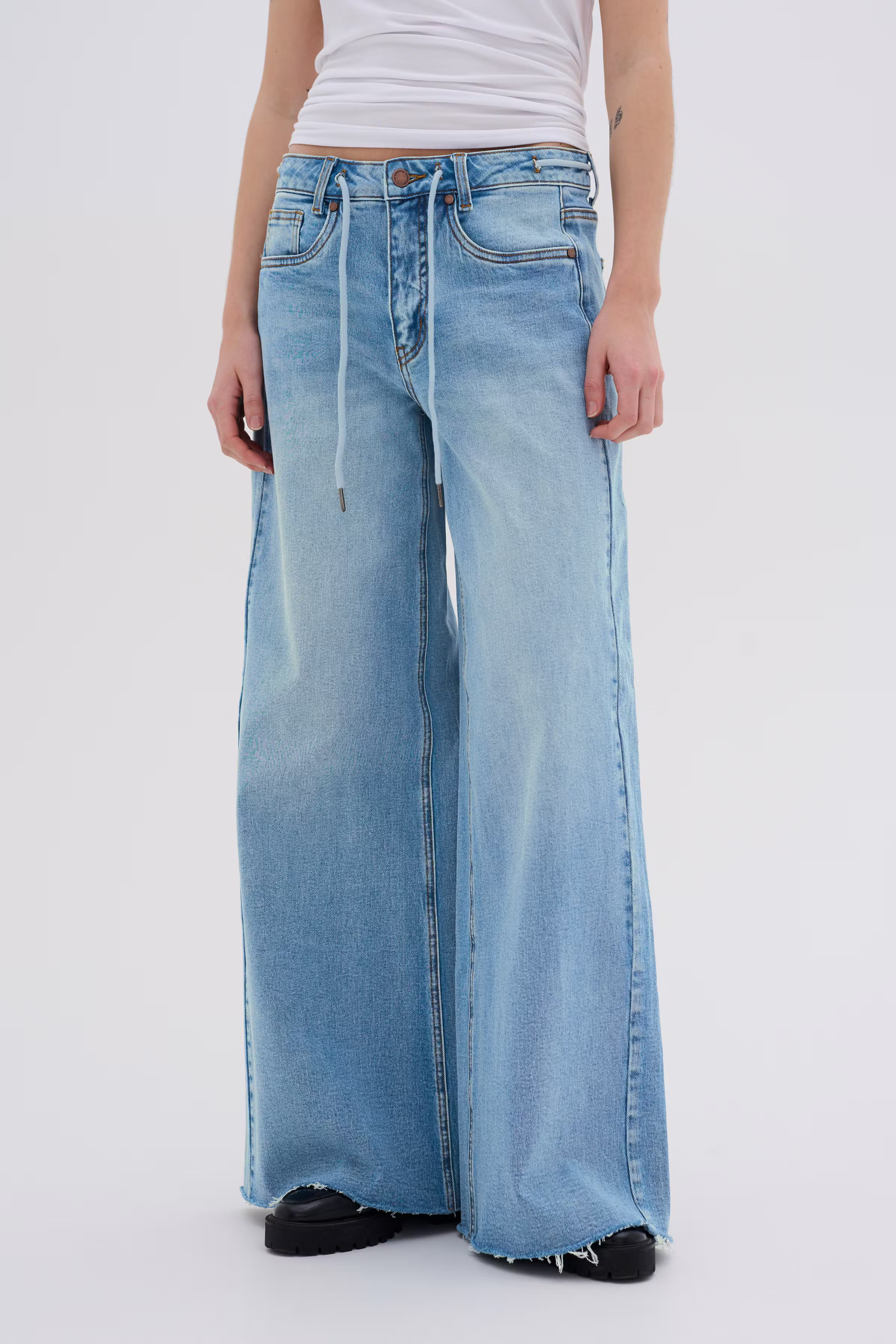 DangoMW Wide jeans LOOKBOOK FRONT 10704777-100046