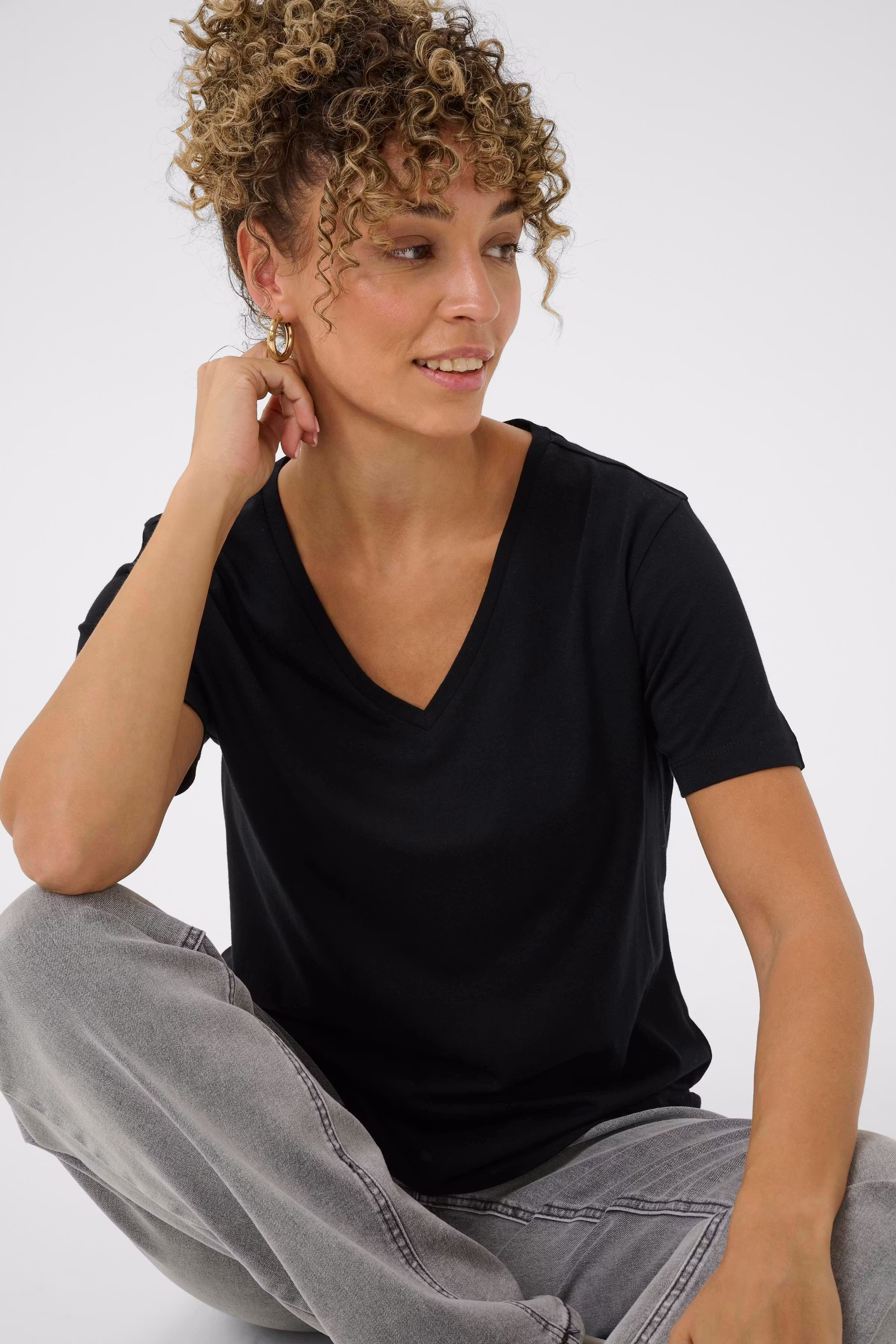 CRnaia v-neck T-shirt

 LOOKBOOK DETAIL 10604508-61907