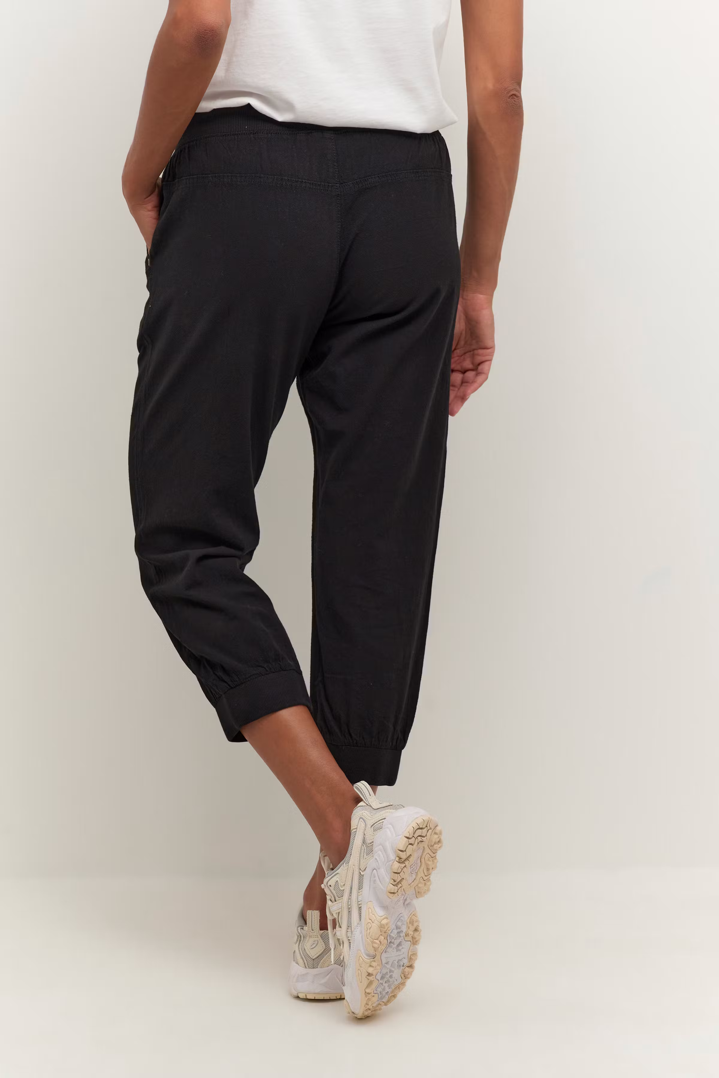 Naya Capri pants LOOKBOOK BACK 10502803-50600