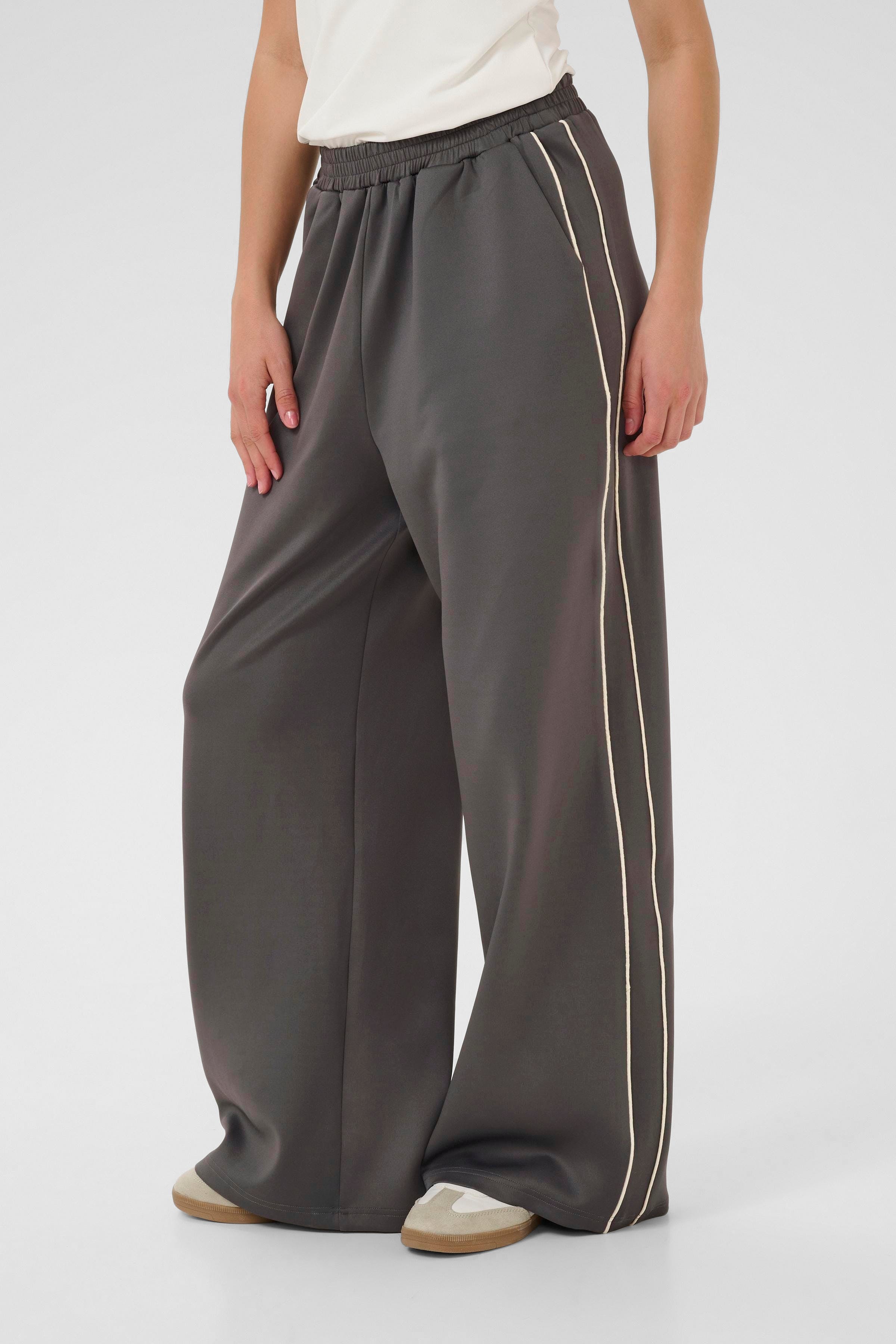 KAcory Trousers LOOKBOOK FRONT 10510591-106705