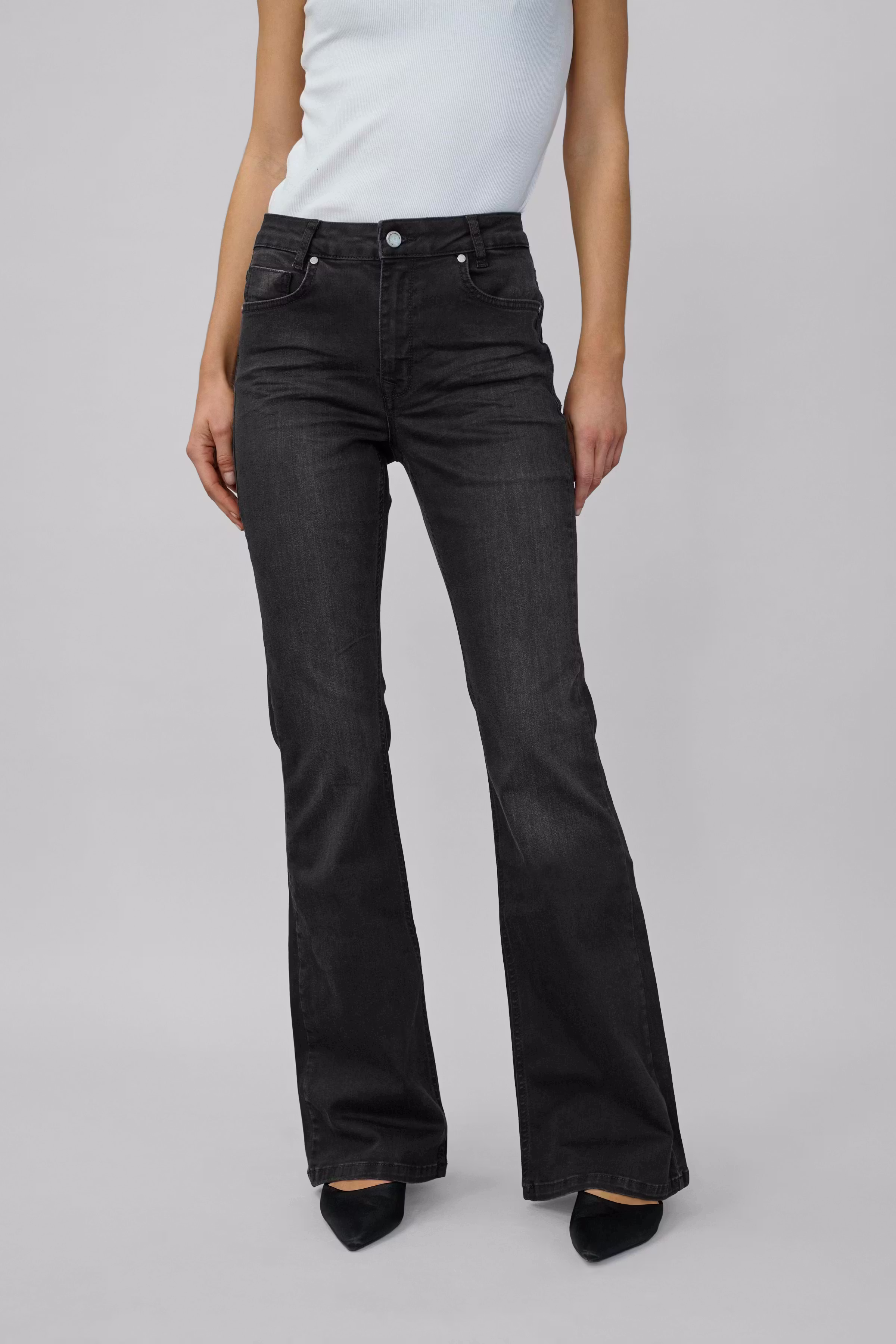36 THE DEKOTA HIGH BOOTCUT JEANS LOOKBOOK FRONT 10704209-100069