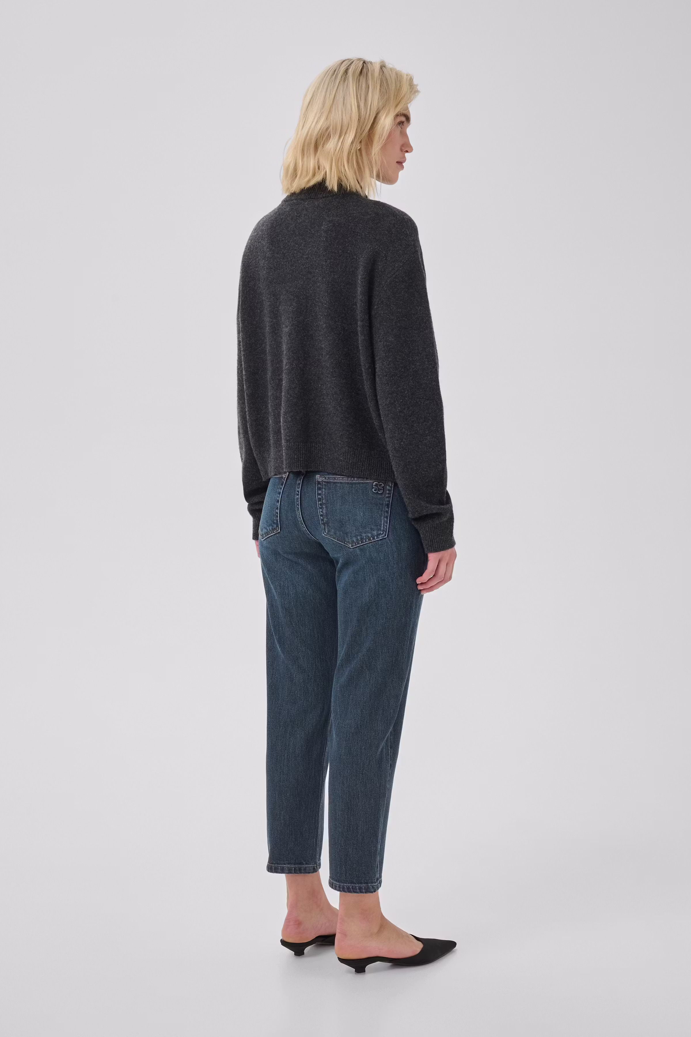04 THE MOMMY HIGH TAPERED JEANS LOOKBOOK BACK 10704537-100062