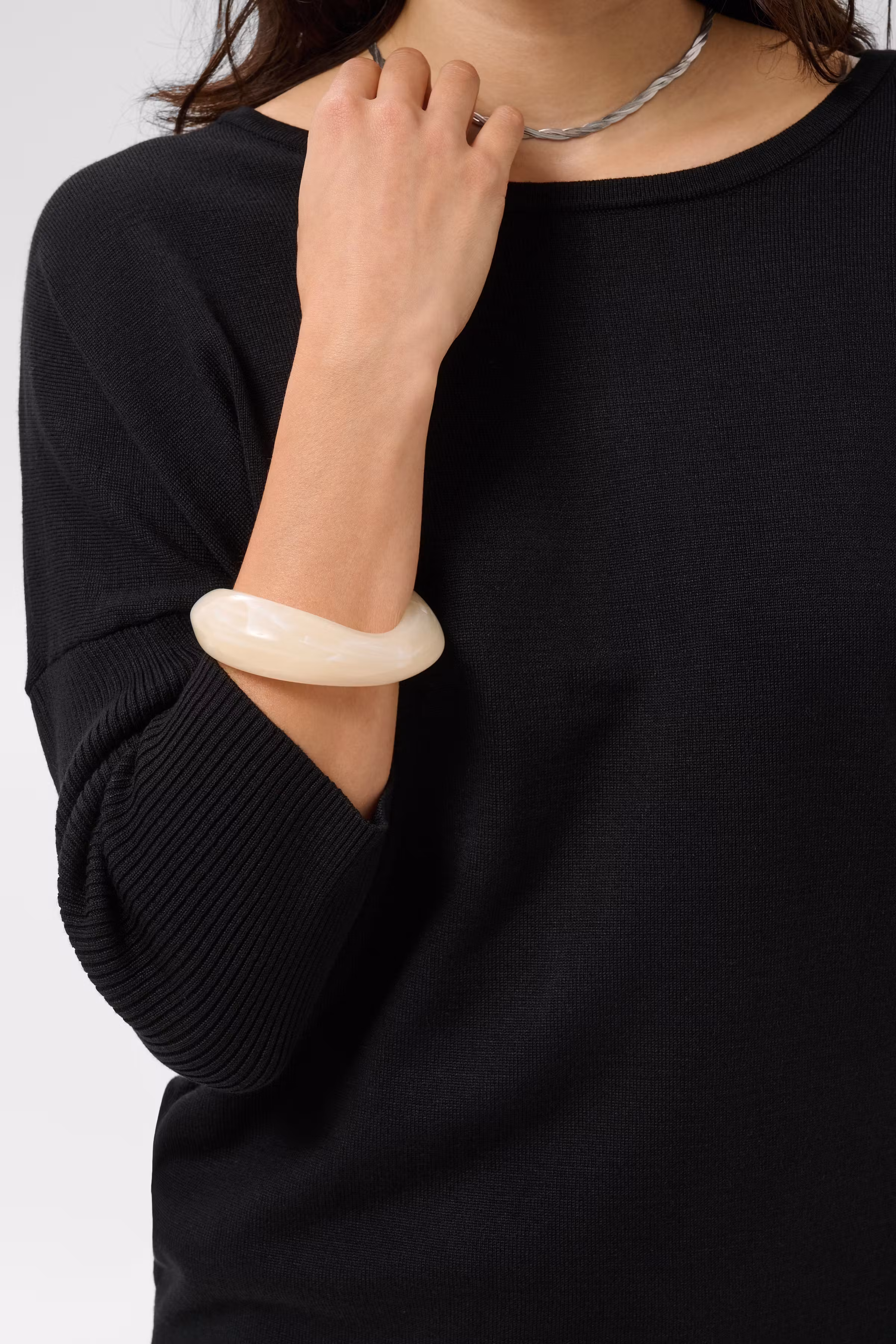 MilaSZ R-Neck Pullover LOOKBOOK DETAIL 30500003-0001