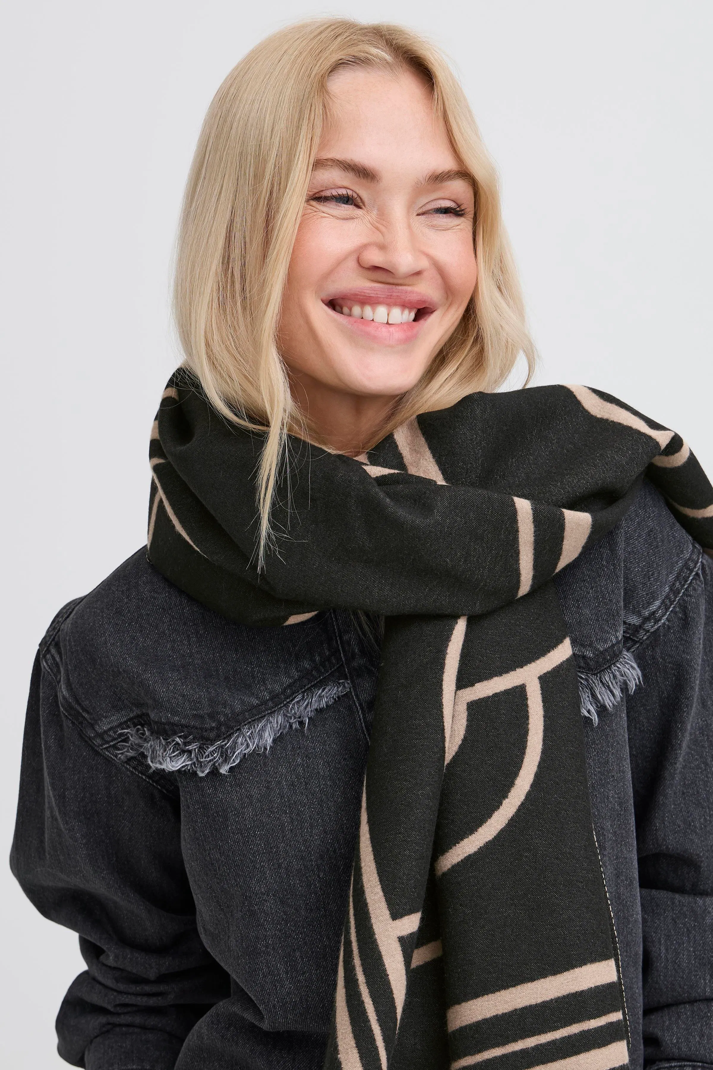 BYVIBI Skjerf LOOKBOOK FRONT 20818027-900001636