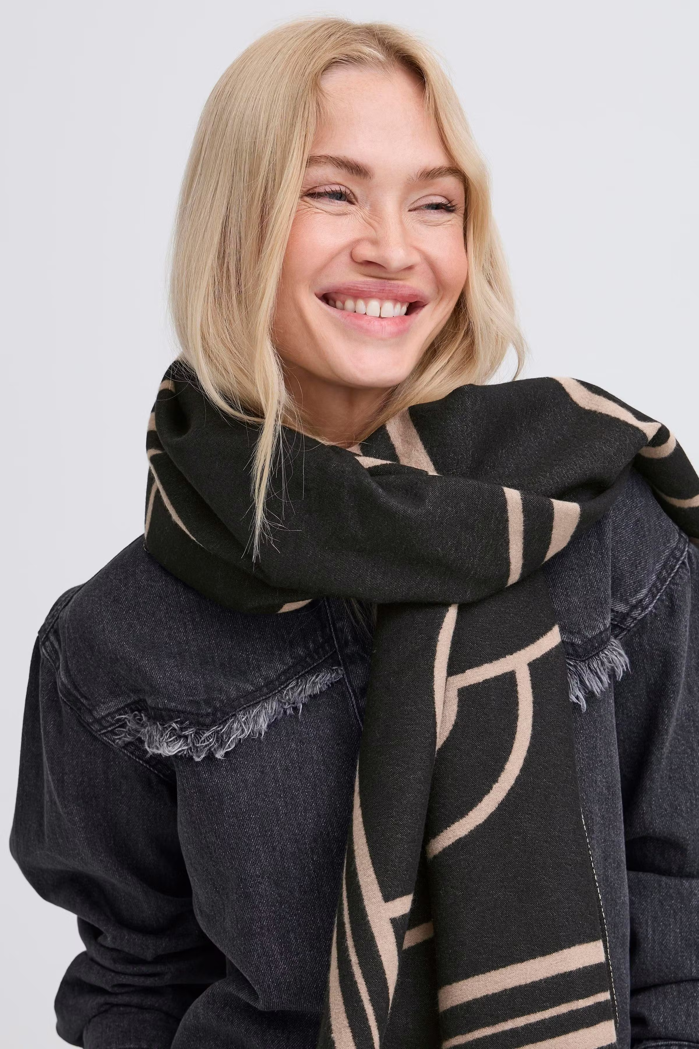 BYVIBI Skjerf LOOKBOOK FRONT 20818027-900001636