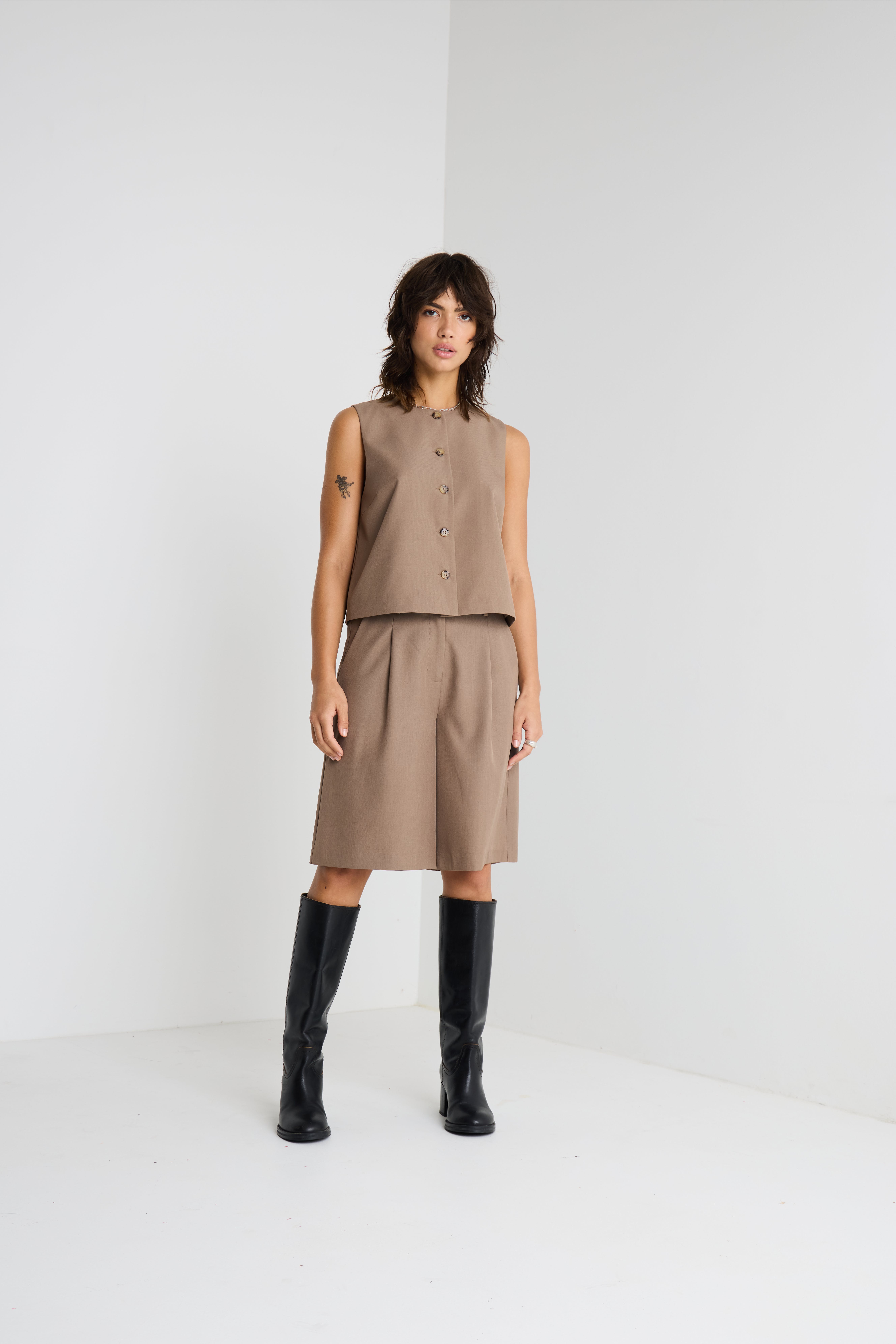 IHXDORTHEA Vest LOCATION NONE 20123750-154307