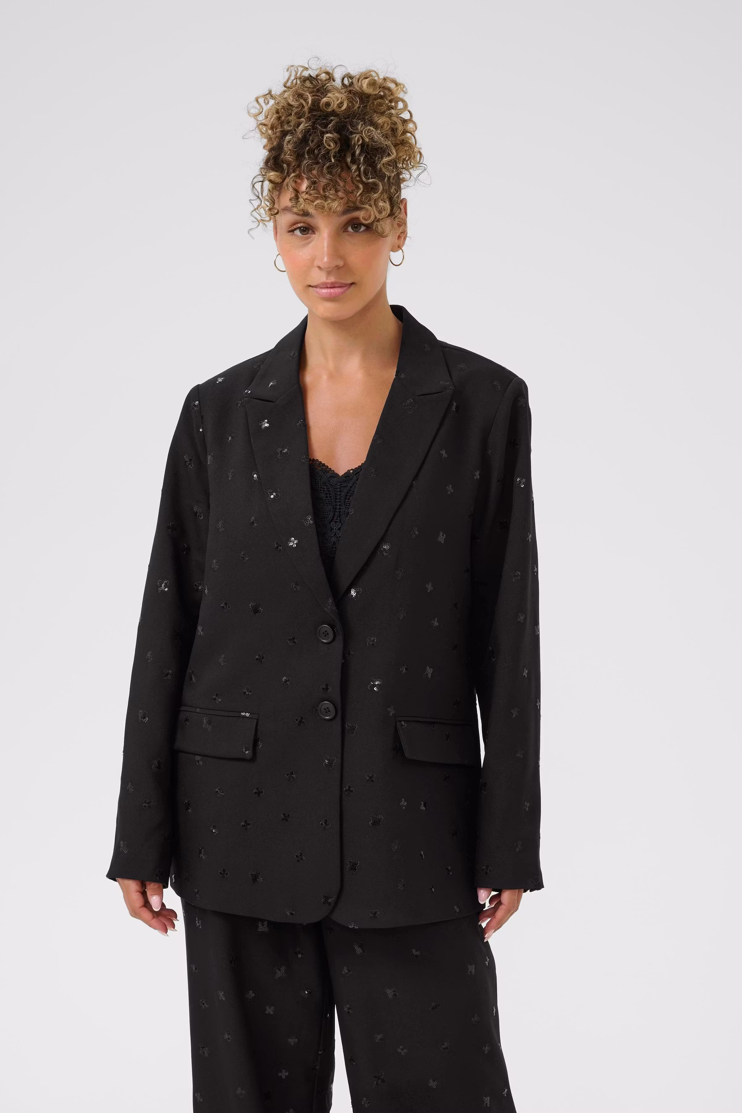 CRLona Blazer LOOKBOOK FRONT 10614371-100120