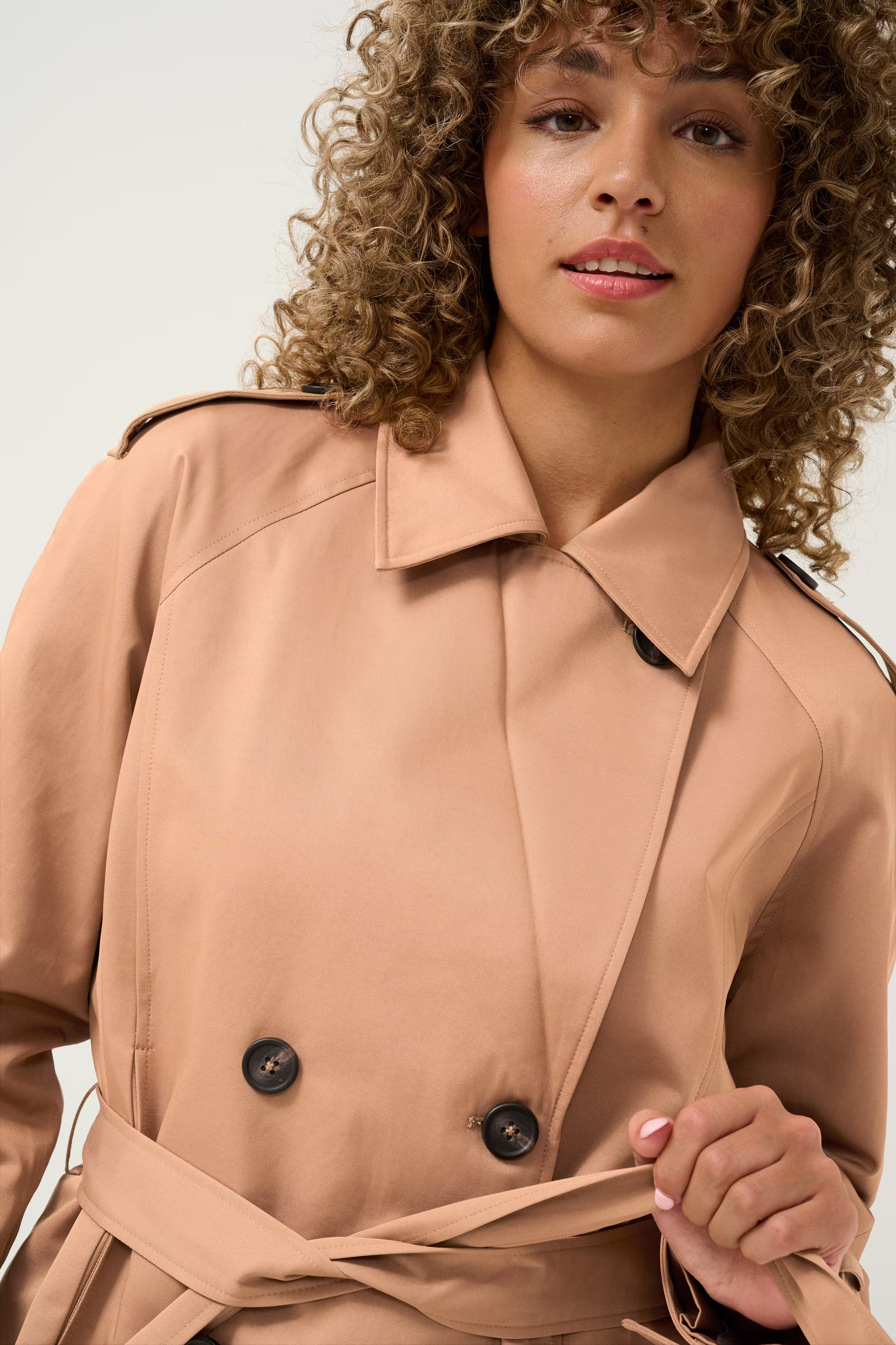 CRRea Kurzer Trenchcoat LOOKBOOK DETAIL 10613209-171324