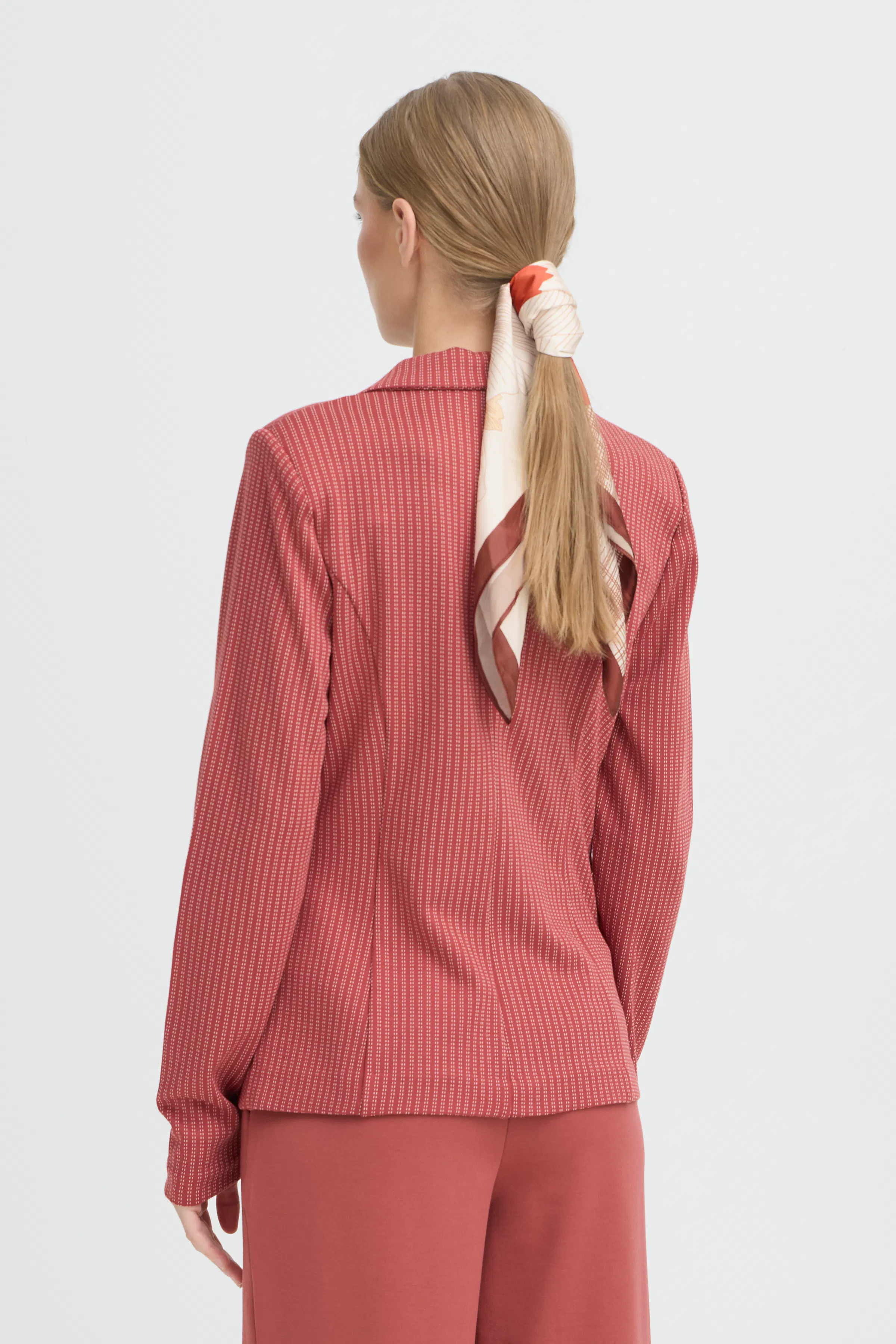 IAGNETHE Skjerf LOOKBOOK FRONT 20125327-181354