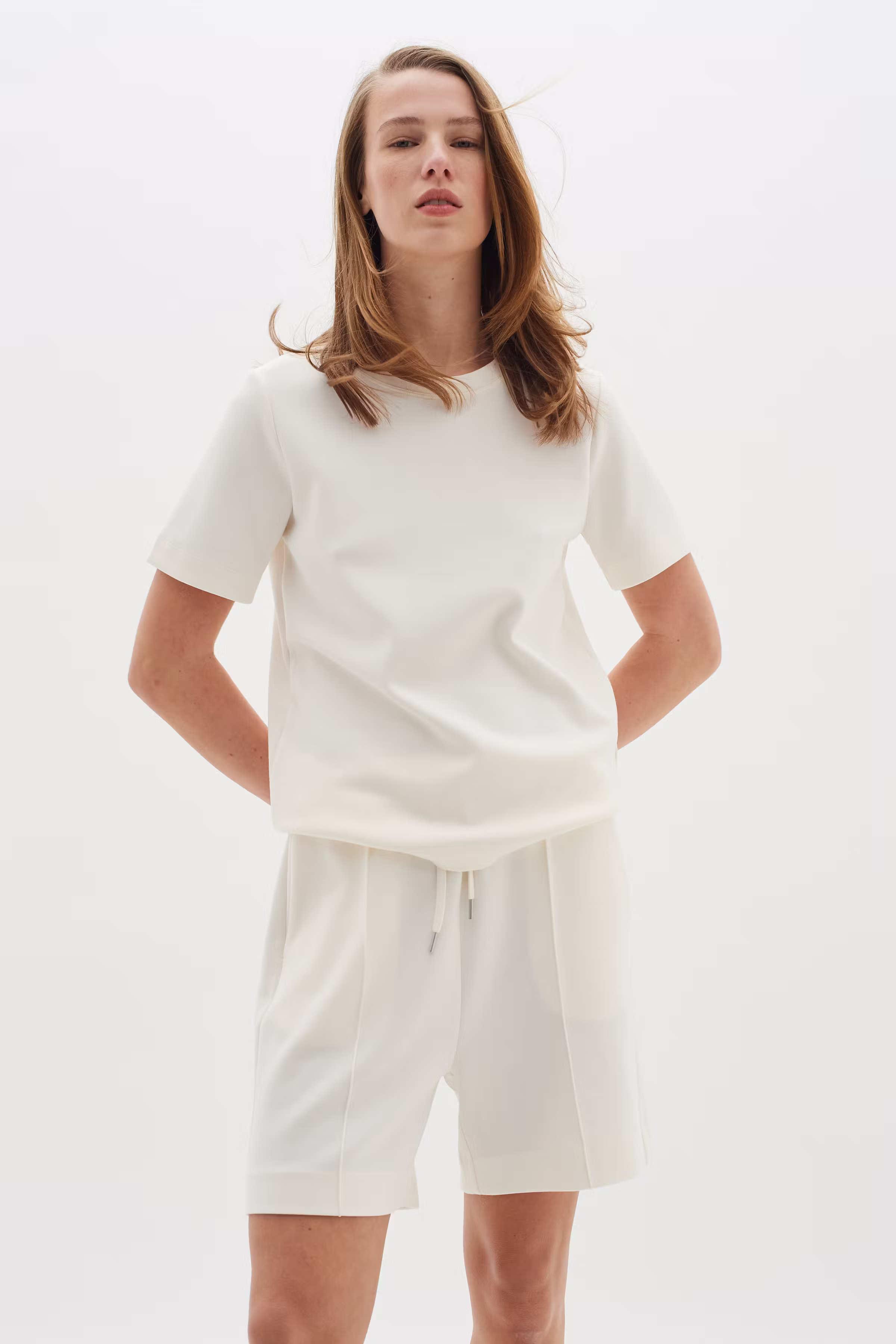 EsterIW Shorts LOOKBOOK FRONT 30109370-110701