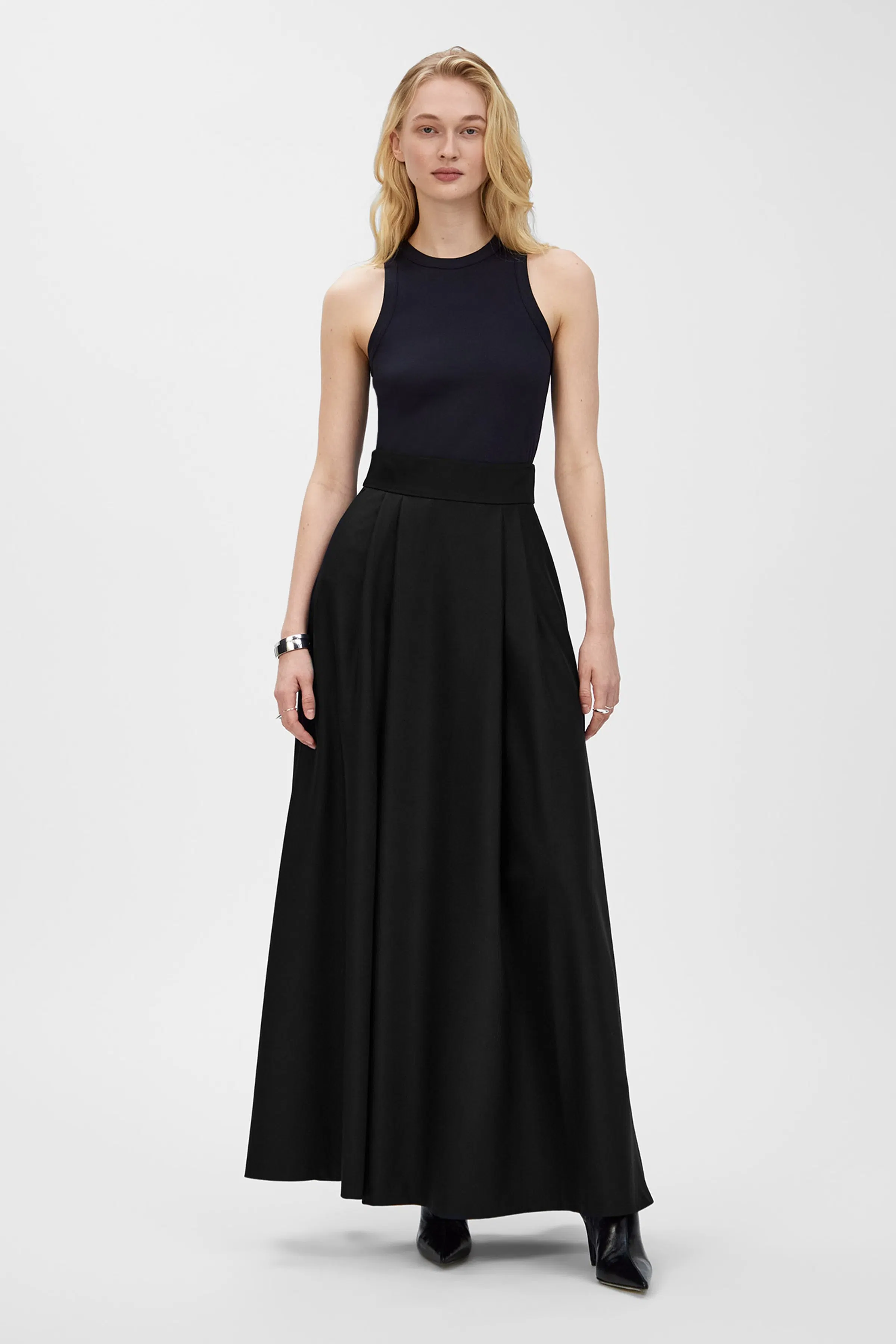 IO SUSANNA KJOL LOOKBOOK FRONT 30600648-BK999