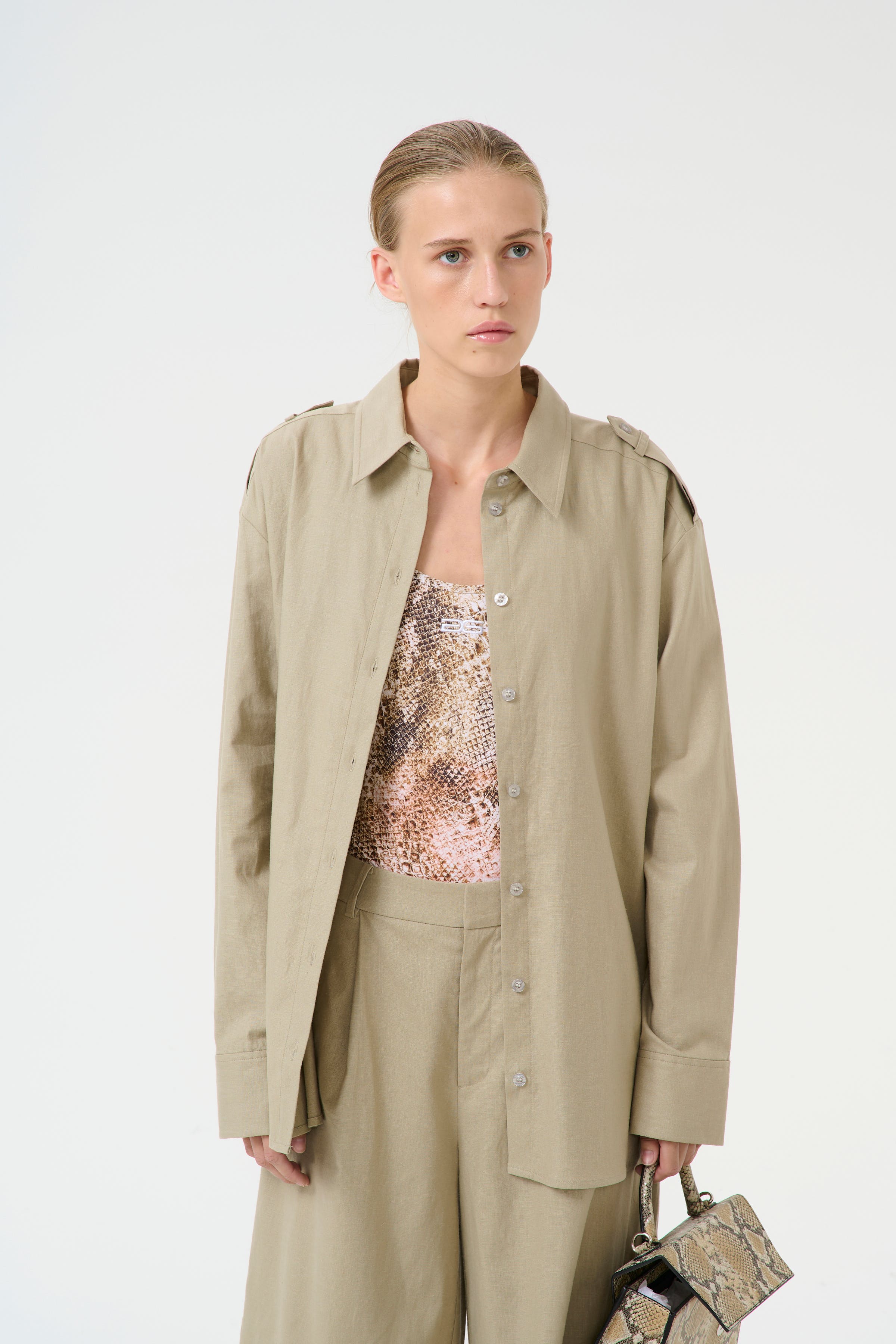 GZizza Shirt LOOKBOOK FRONT 10910516-170510