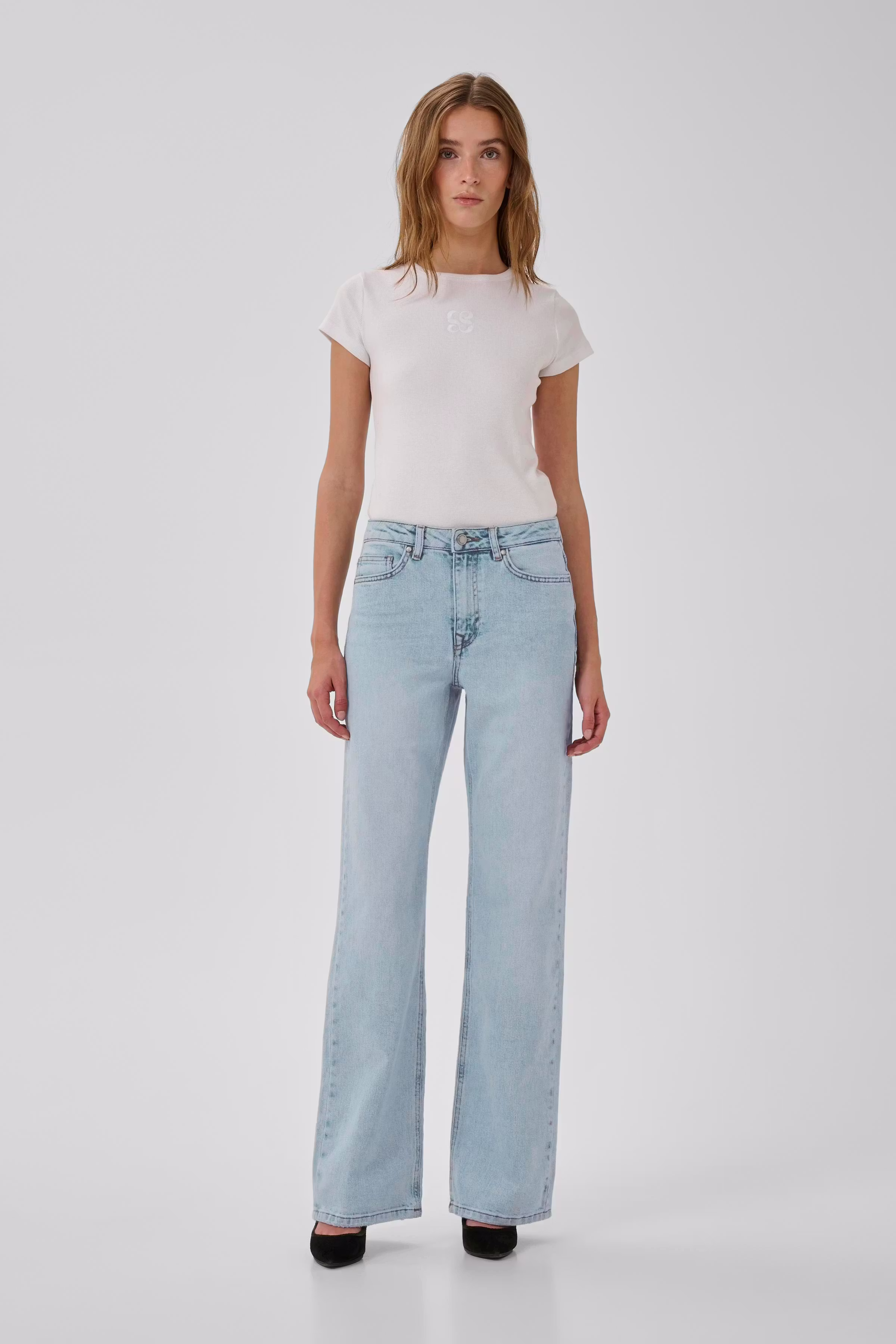 05 THE LOUIS HIGH WIDE JEANS LOOKBOOK FRONT 10704222-100046
