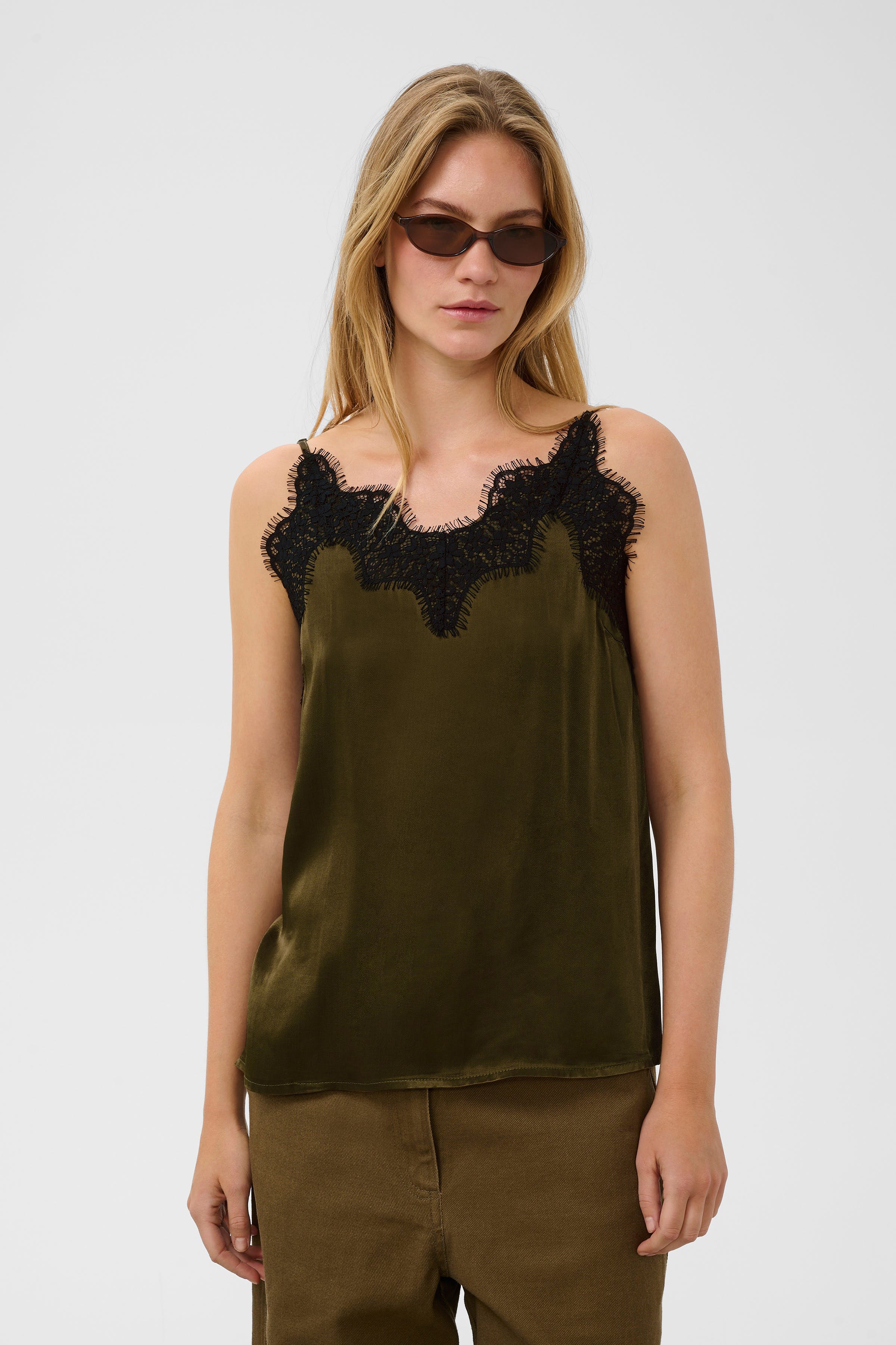 SLIrini Top LOOKBOOK FRONT 30409378-190618