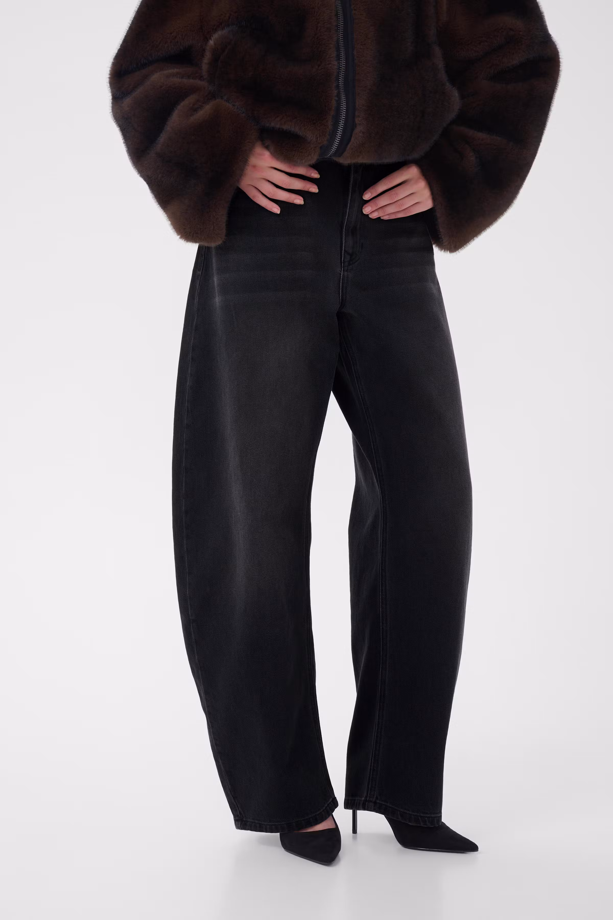 MWRemmie Barrel jeans LOOKBOOK FRONT 10705635-100070