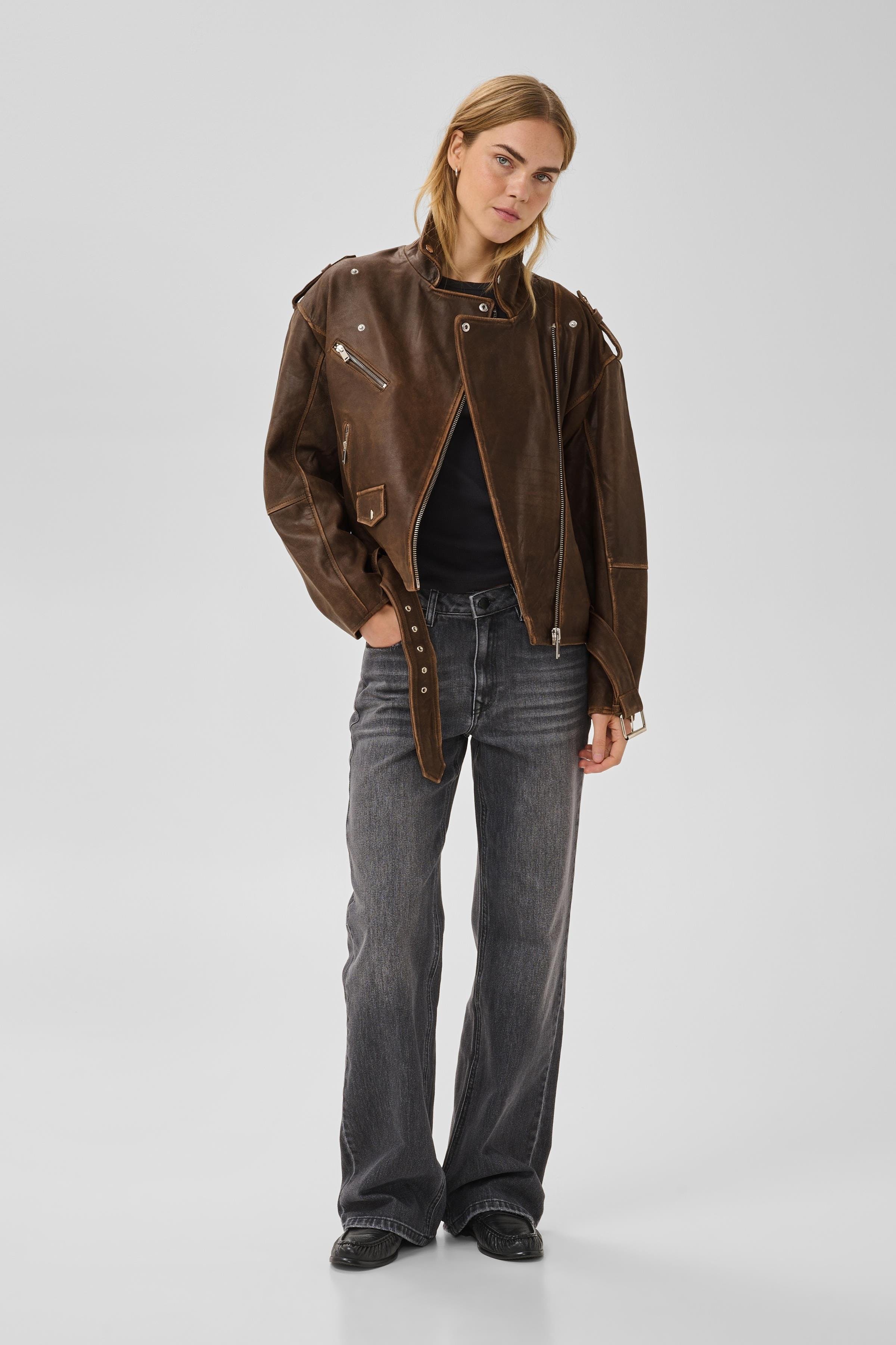 01 THE GILO LEATHER JACKET LOOKBOOK FRONT 10704658-105575