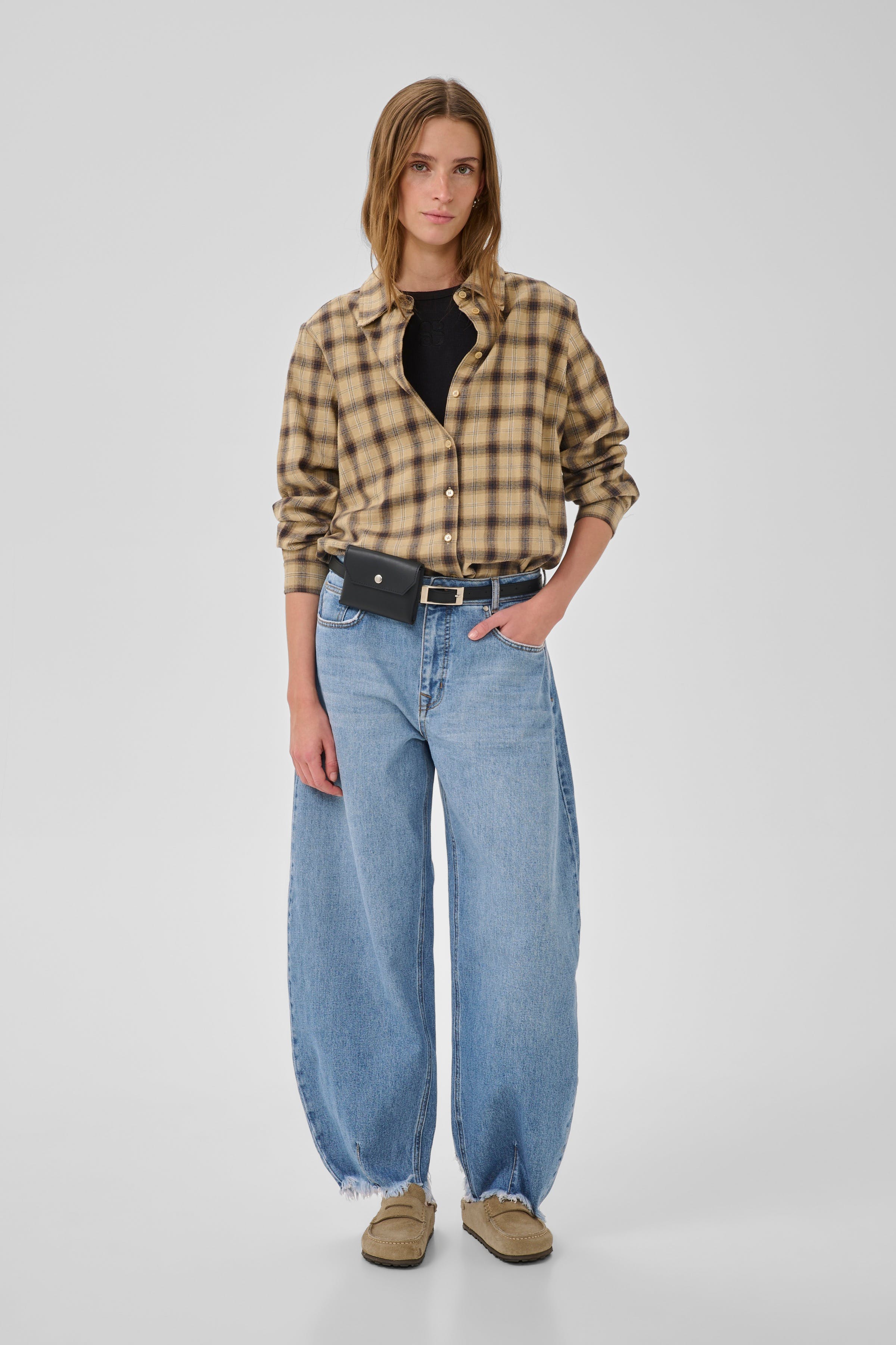 LucyMW Loose Barrel Jeans LOOKBOOK FRONT 10705259-100053