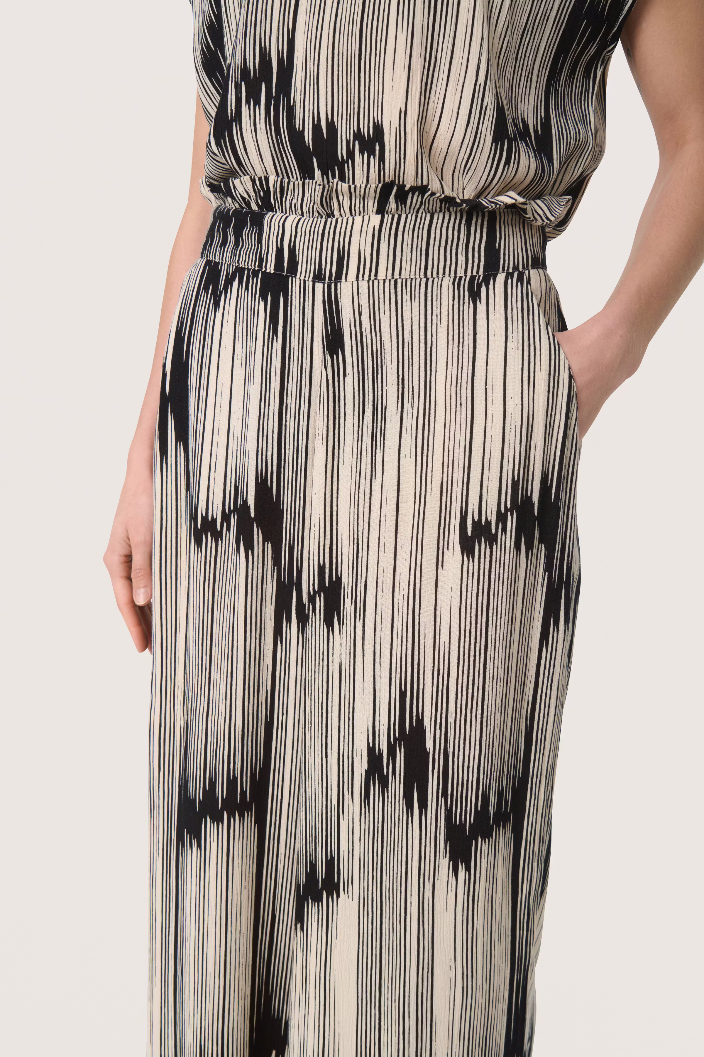 SLZaya Hose LOOKBOOK DETAIL 30406693-303068