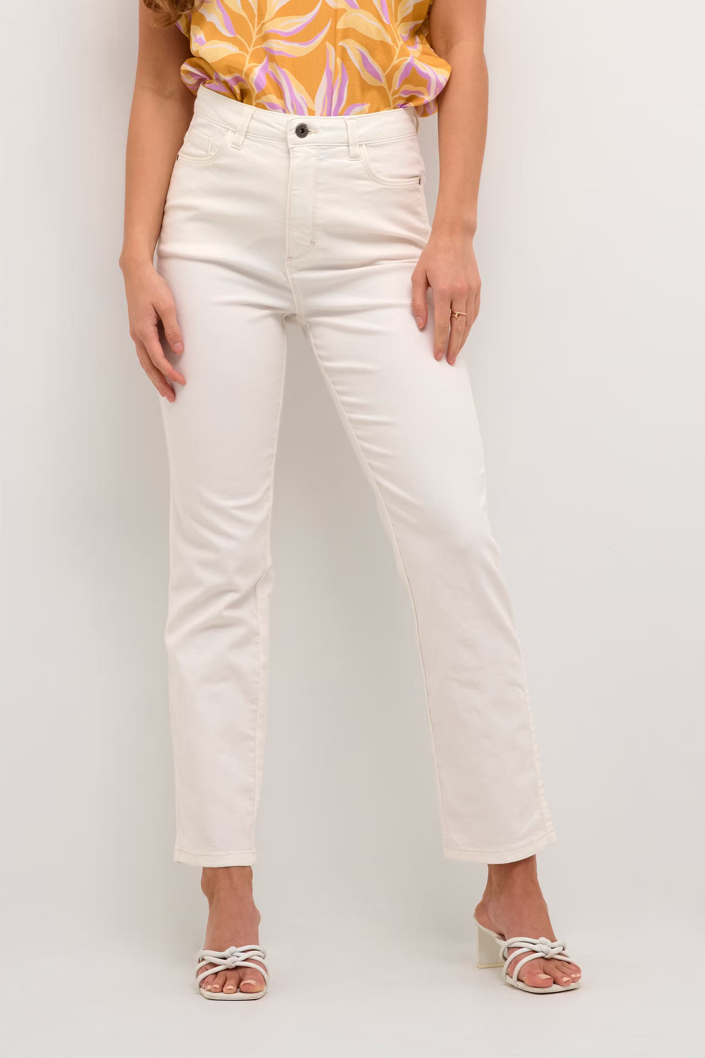 KAzelina Straight Jeans LOOKBOOK FRONT 10506341-110602