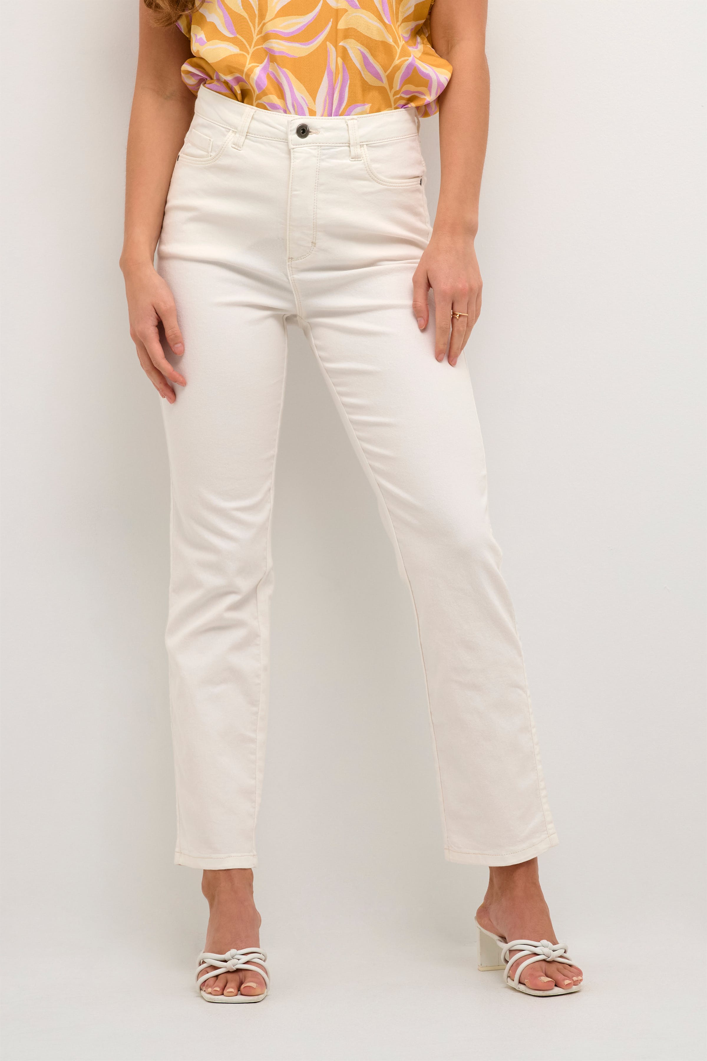 KAzelina Straight Jeans LOOKBOOK FRONT 10506341-110602