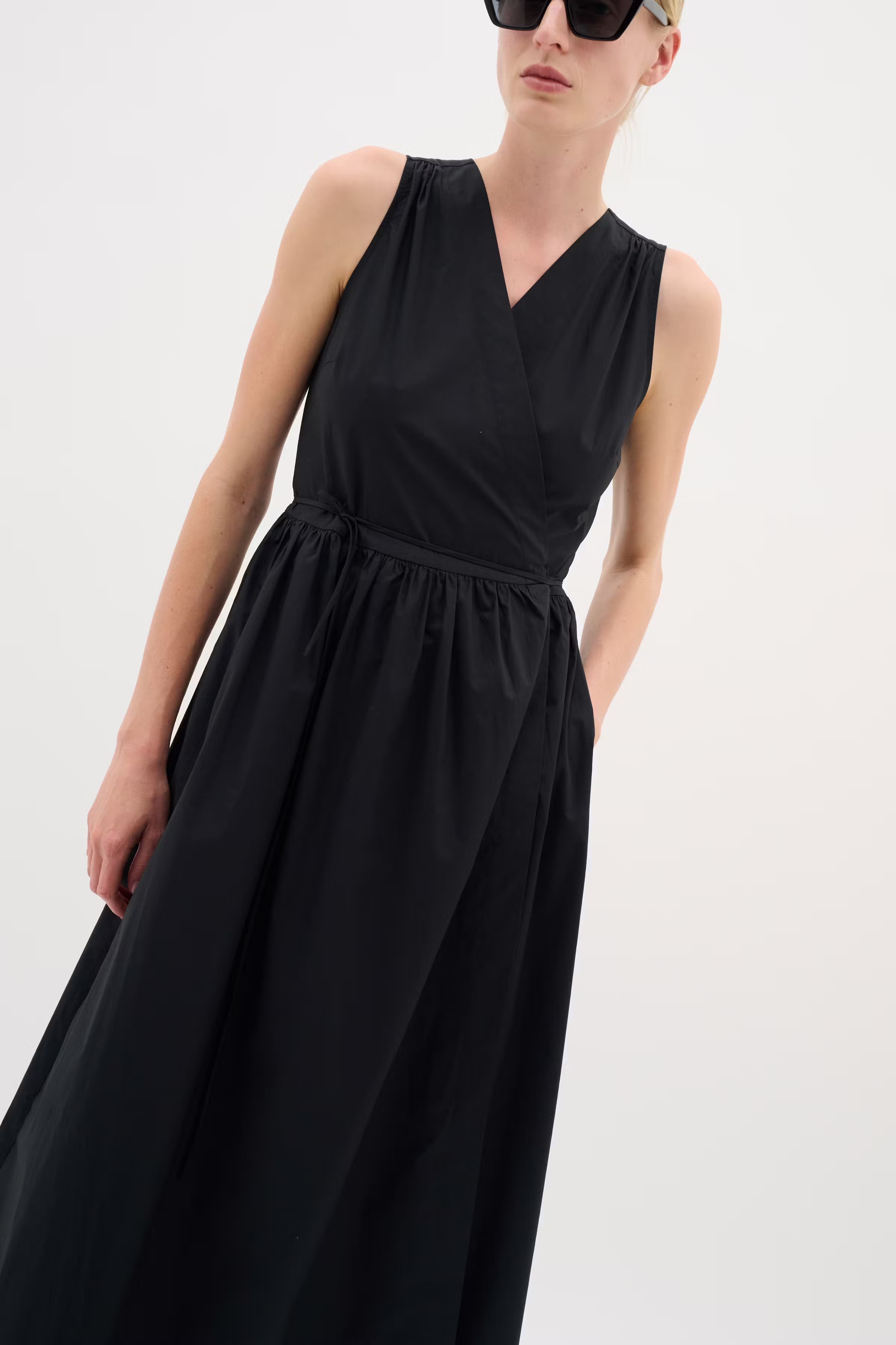 KennaIW Poplin wrap Kjole LOOKBOOK FRONT 30110535-194008