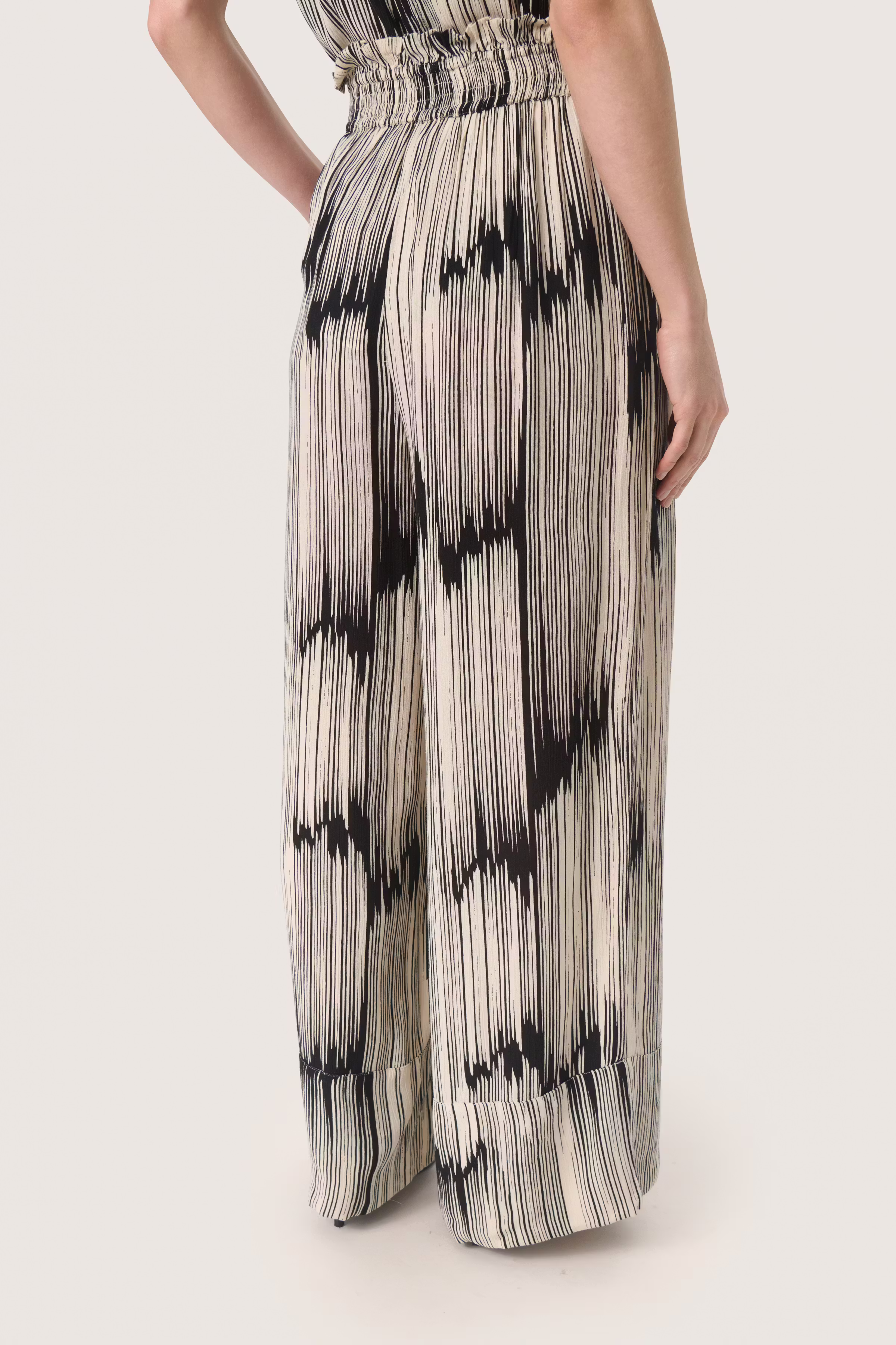 SLZaya Hose LOOKBOOK BACK 30406693-303068