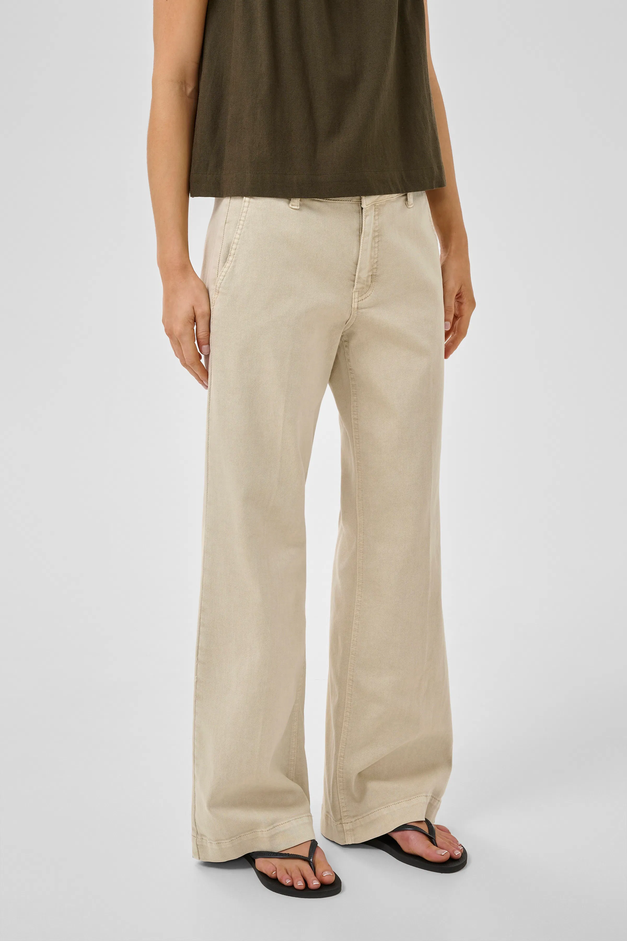 LaraMW Hose LOOKBOOK FRONT 10705225-130401