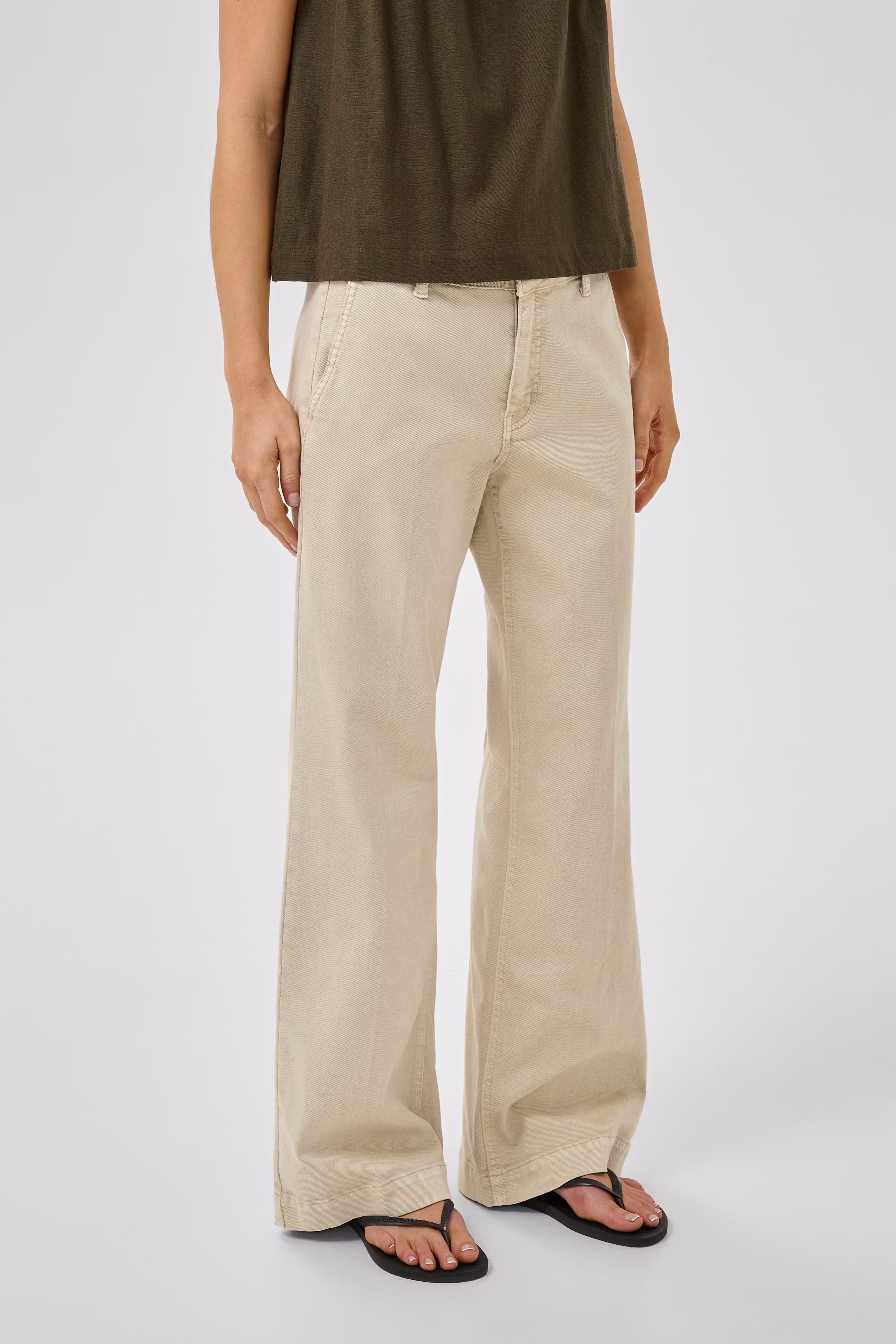 LaraMW Hose LOOKBOOK FRONT 10705225-130401