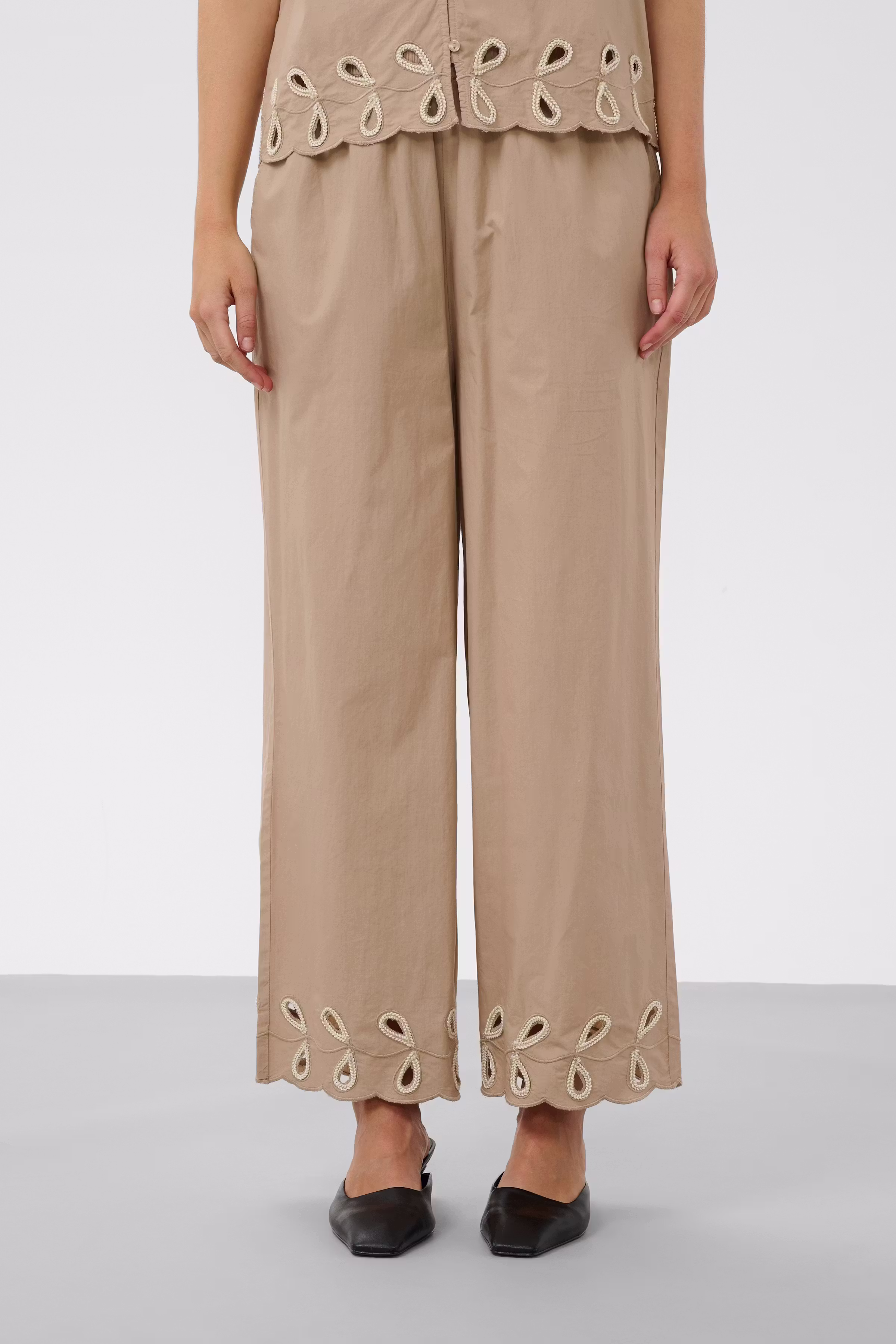 SLAmara Hose LOOKBOOK FRONT 30409330-171312