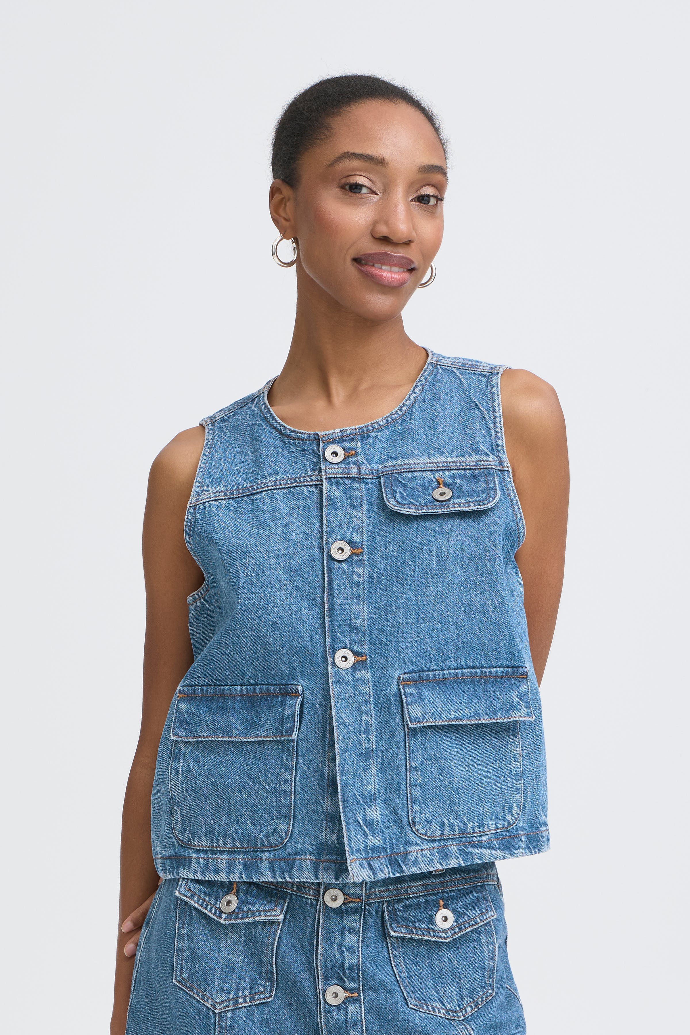 IHPAMILA Vest LOOKBOOK FRONT 20125360-200339