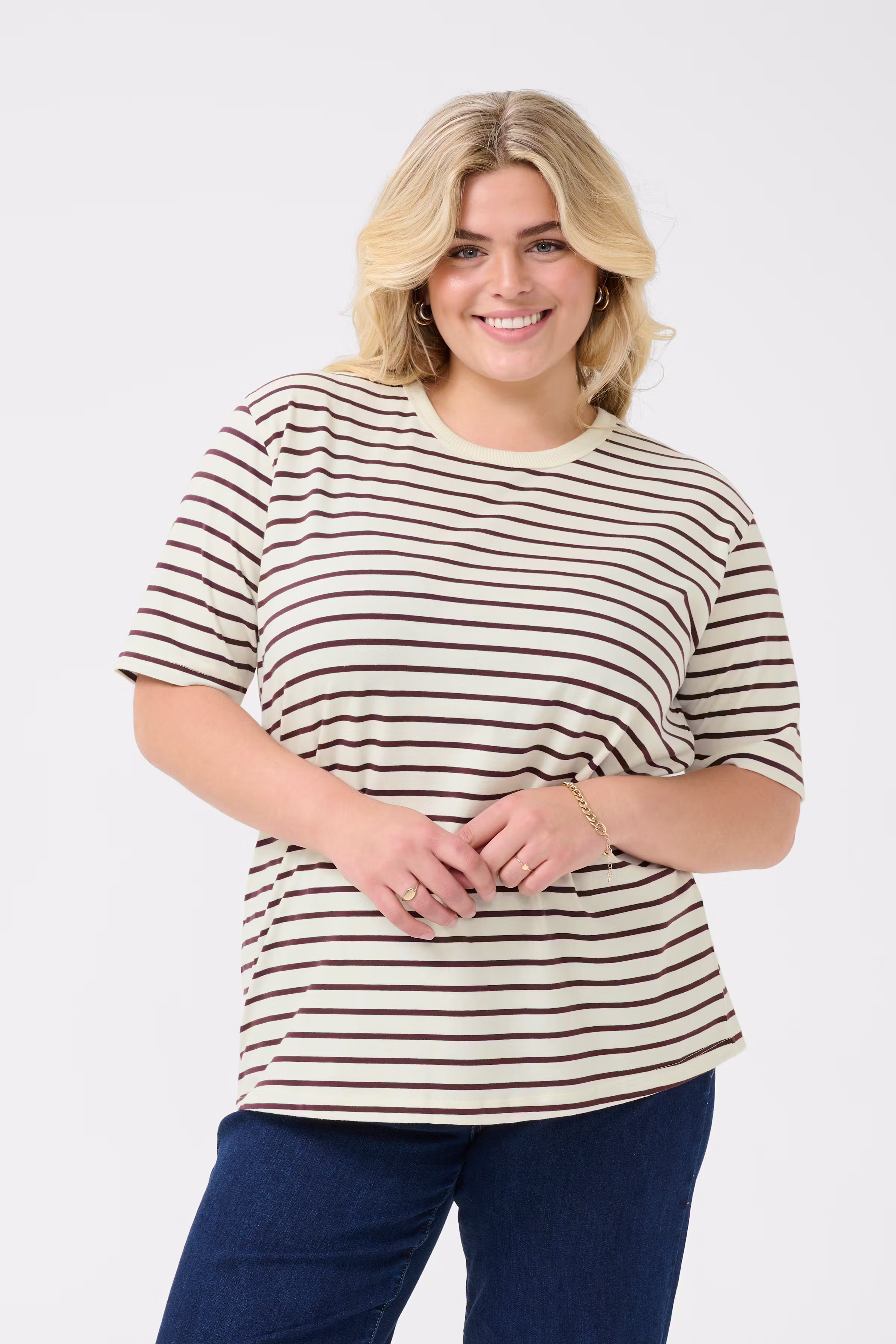 KCWinni T-shirt LOOKBOOK FRONT 10582376-108011