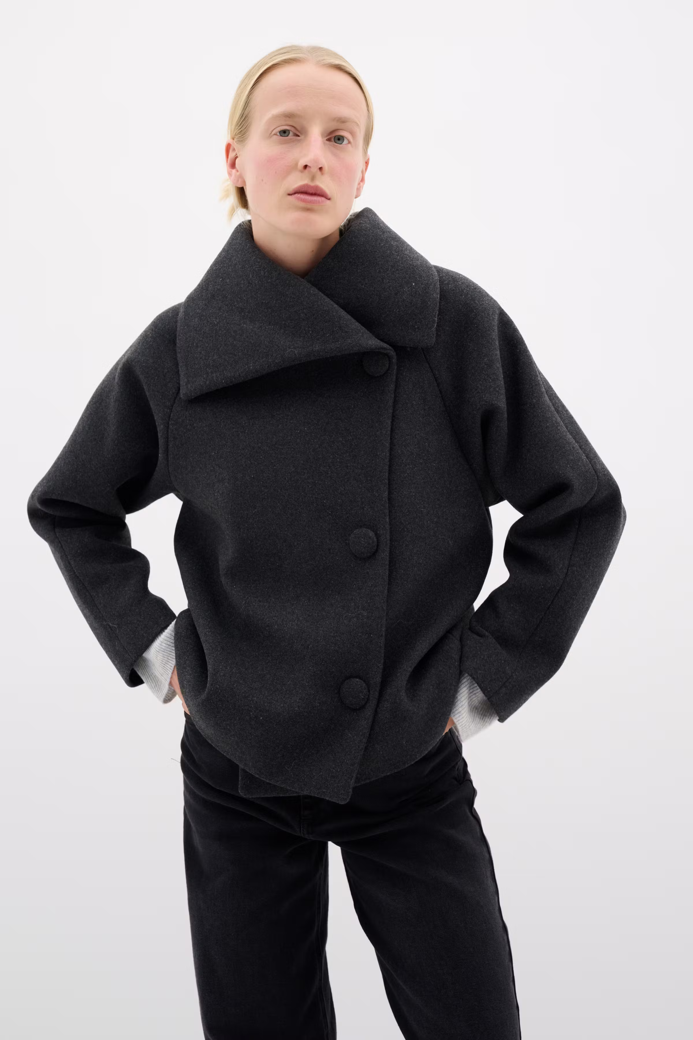 PerryIW Short Mantel LOOKBOOK FRONT 30110807-300596