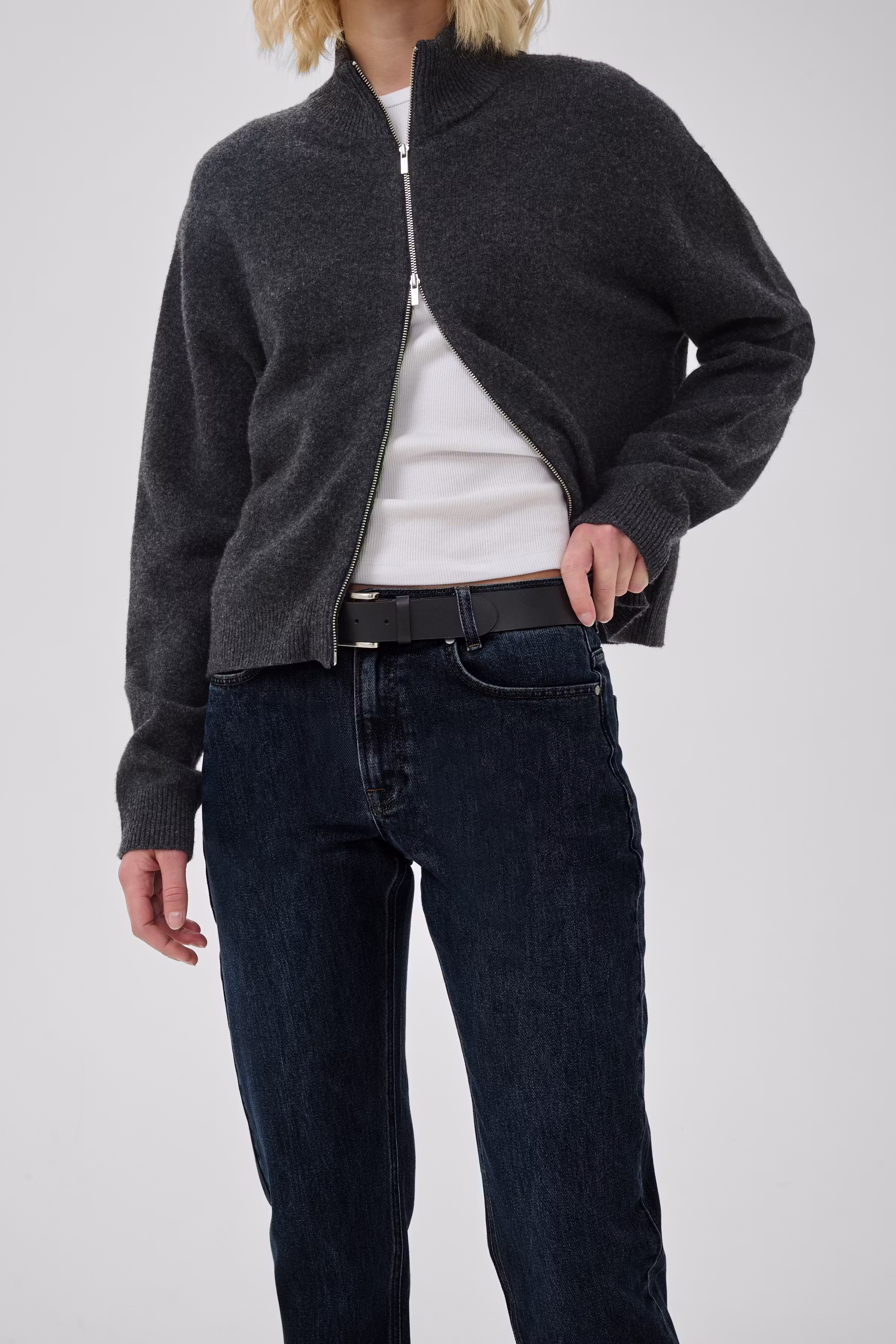 04 THE MOMMY HIGH TAPERED JEANS LOOKBOOK DETAIL 10704537-100067