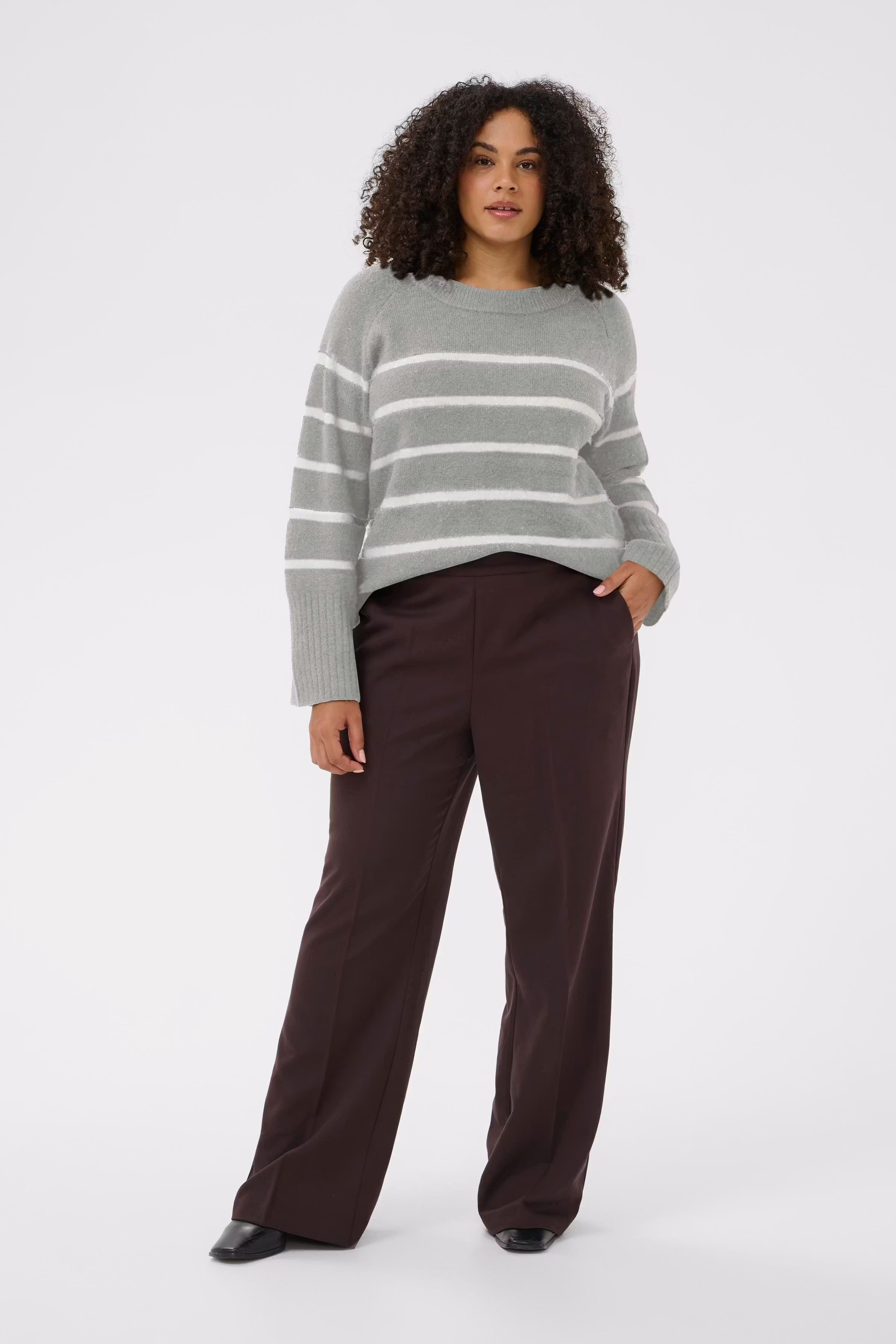KCsakira Flared Hose LOOKBOOK FRONT 10582588-191111