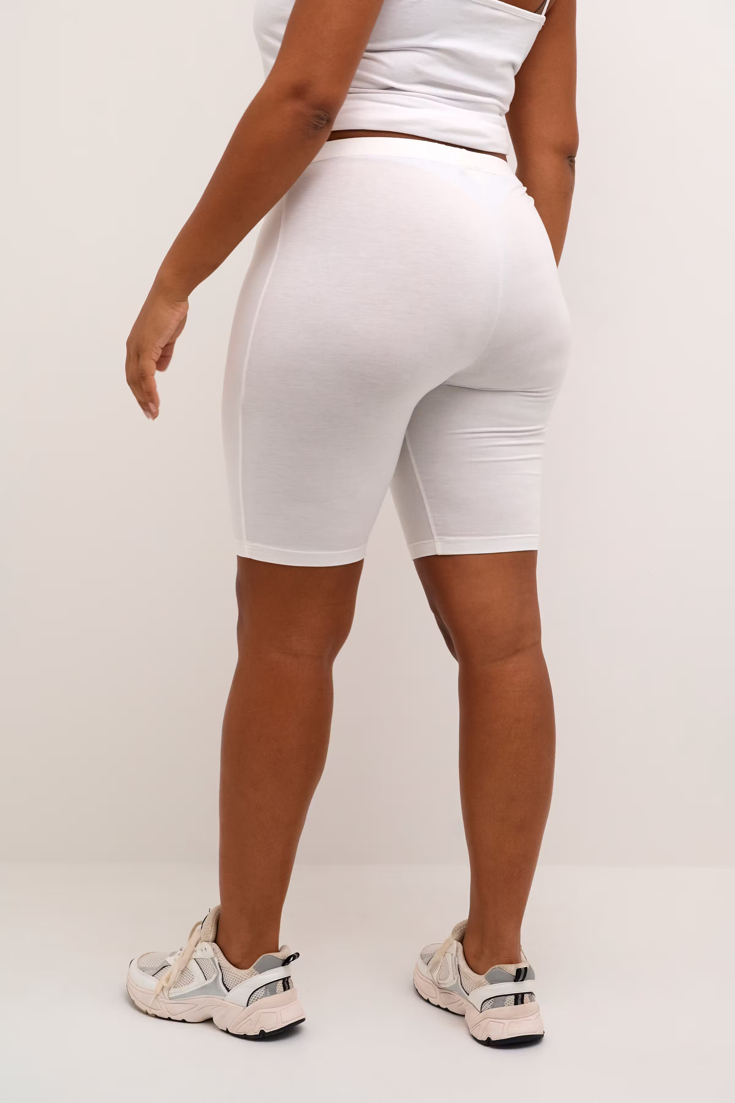 KCjena Shorts LOOKBOOK BACK 10582093-110602